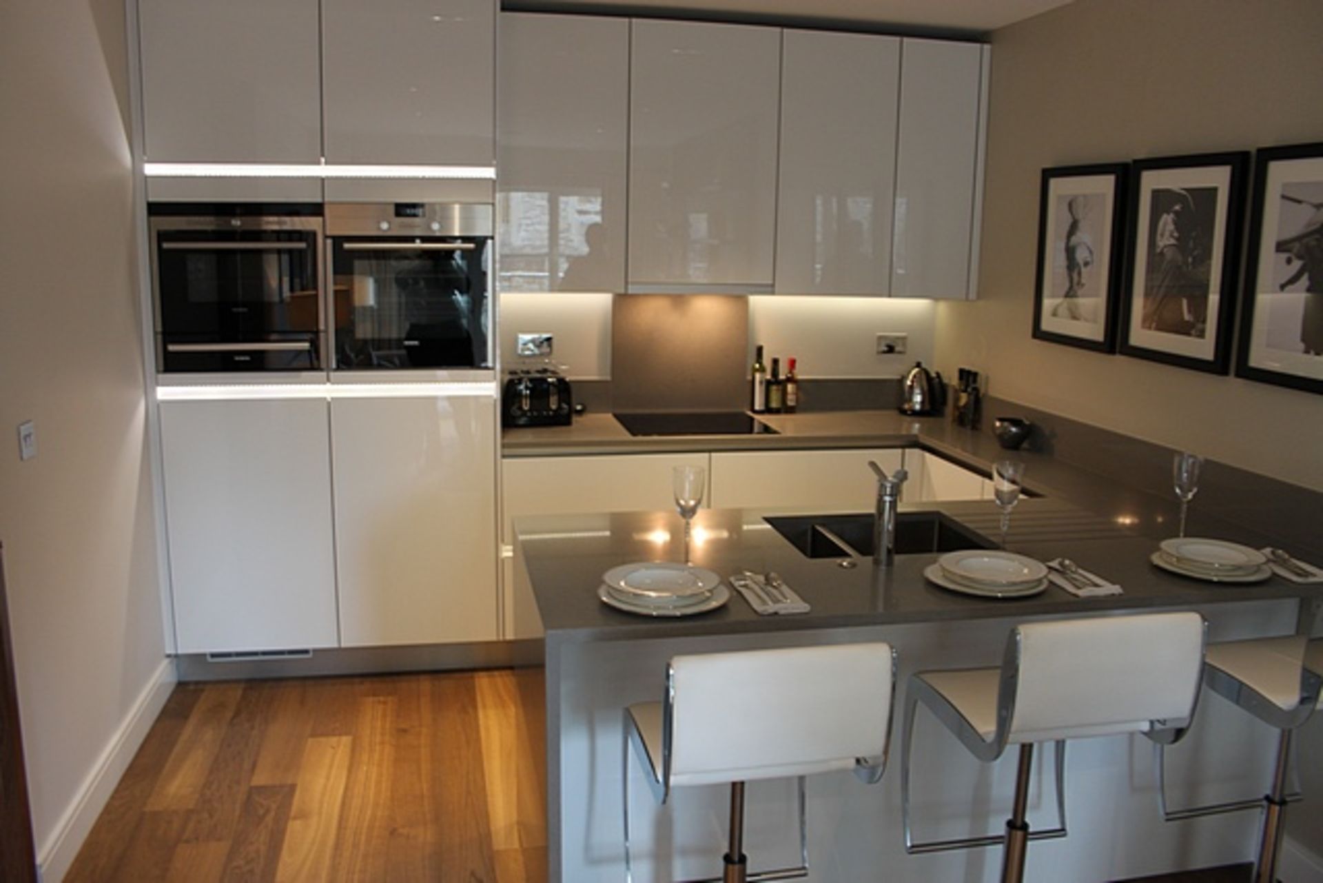 Complete L shaped kitchen with base and wall cabinets complete with Siemens integral appliances of - Image 3 of 19