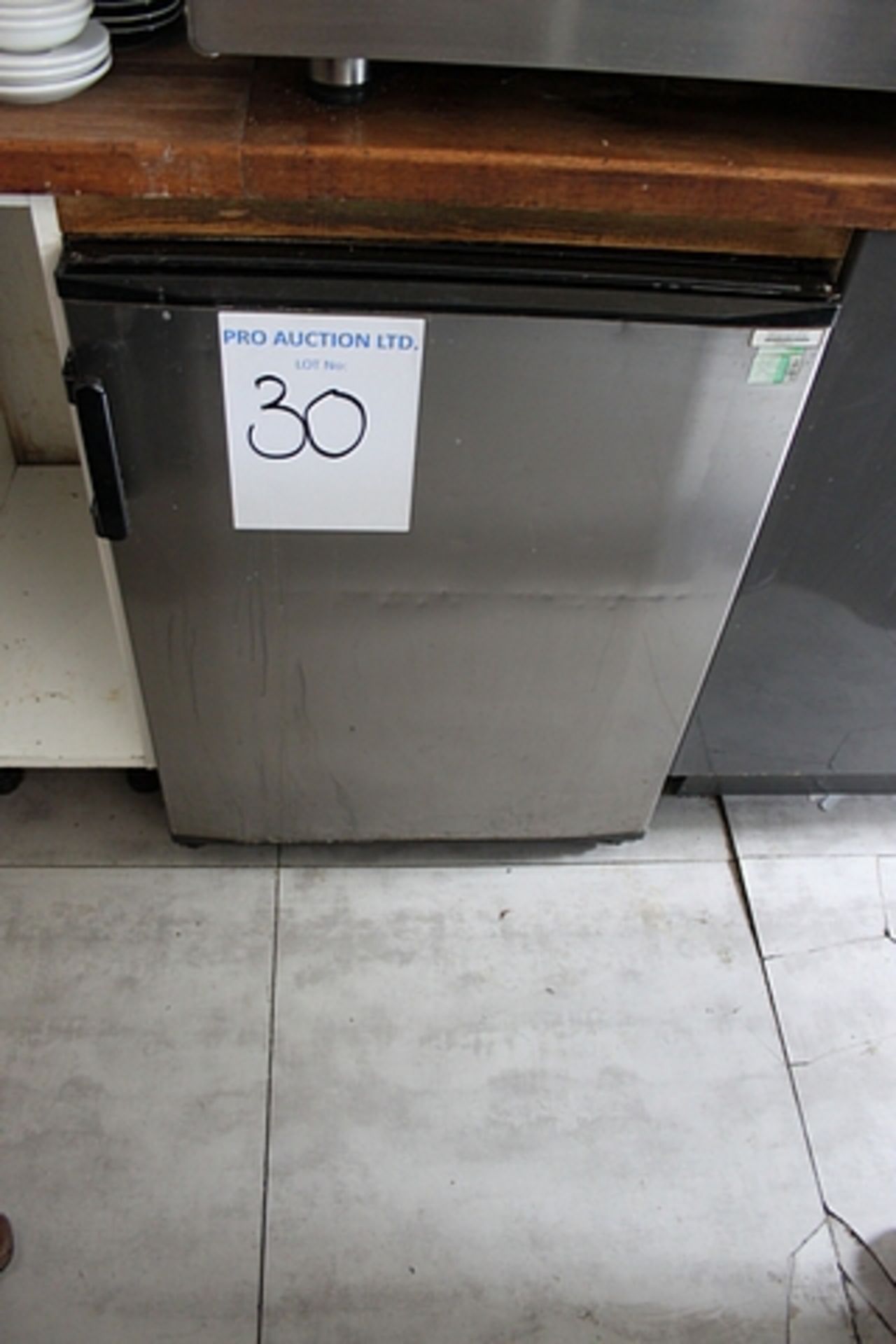 LEC CSC160S under counter fridge freezer (s/n 2A000032)