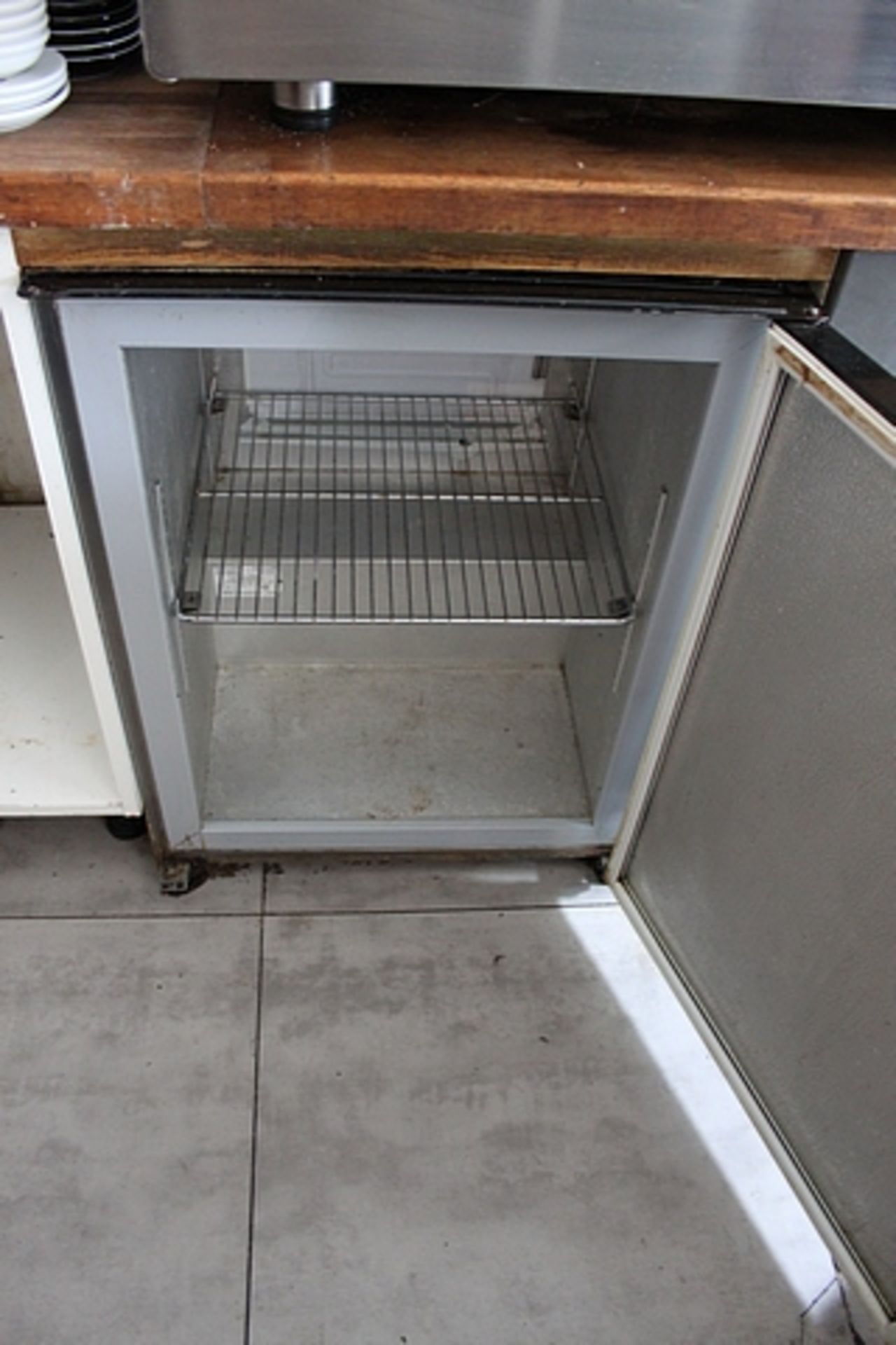 LEC CSC160S under counter fridge freezer (s/n 2A000032) - Image 2 of 2