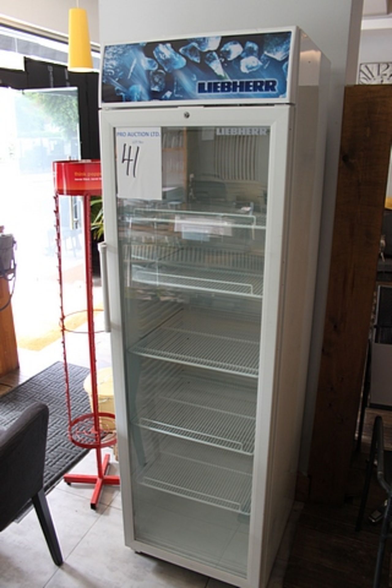 Liebherr SNST7 glass door drinks merchandiser 364 litre capacity temperature range +2 ° C to +12 ° C