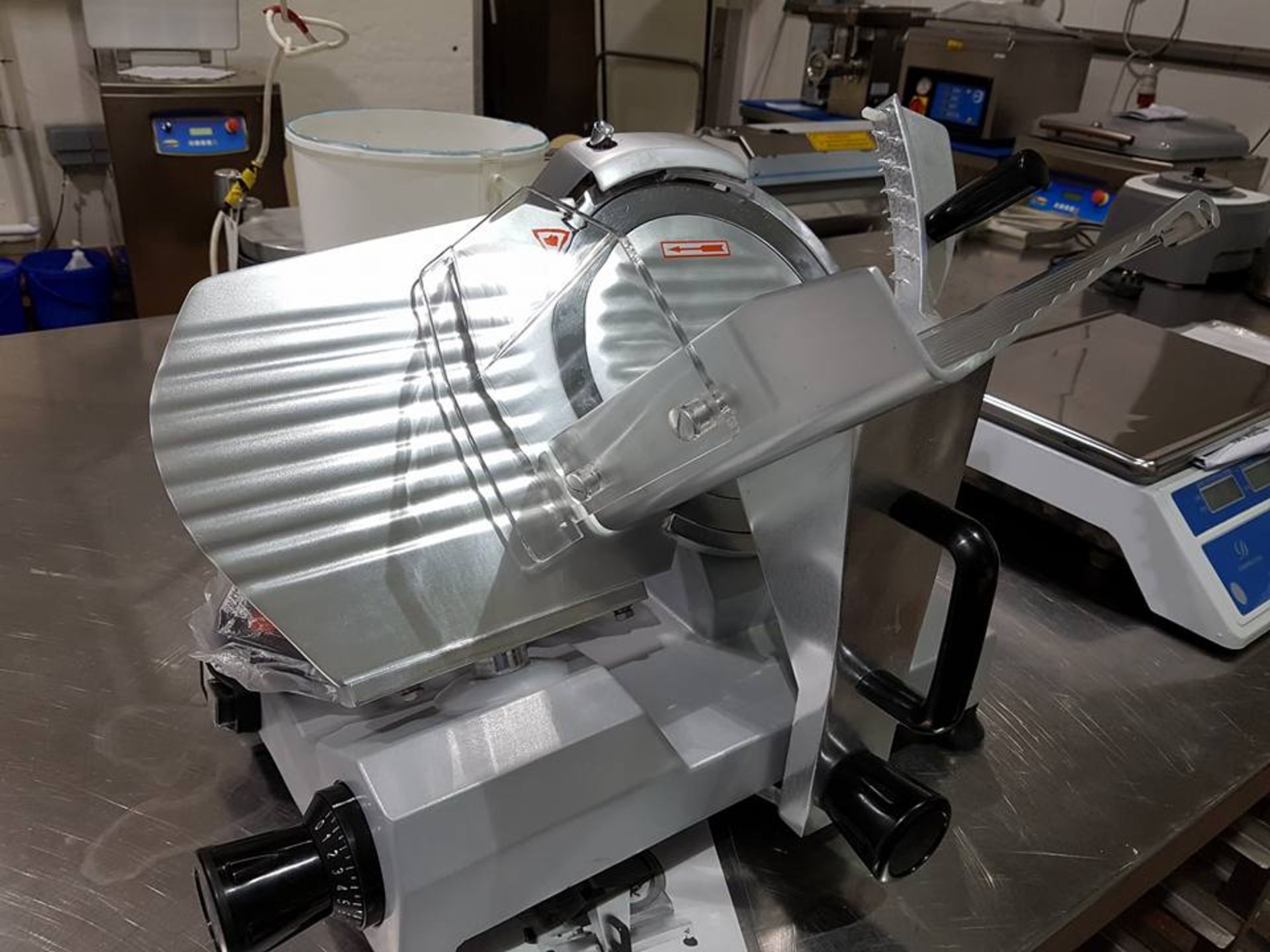 Gravity 220S Automatic Meat Slicer - a high quality gravity feed slicer with a chromed steel blade - Image 2 of 2