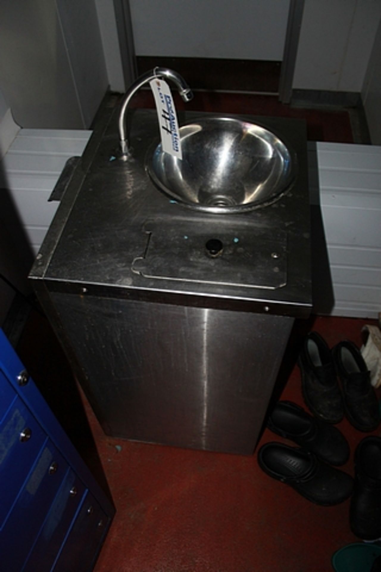 Mobile stainless steel freestanding sink heated water hand wash station 550mm x 510mm x 850mm