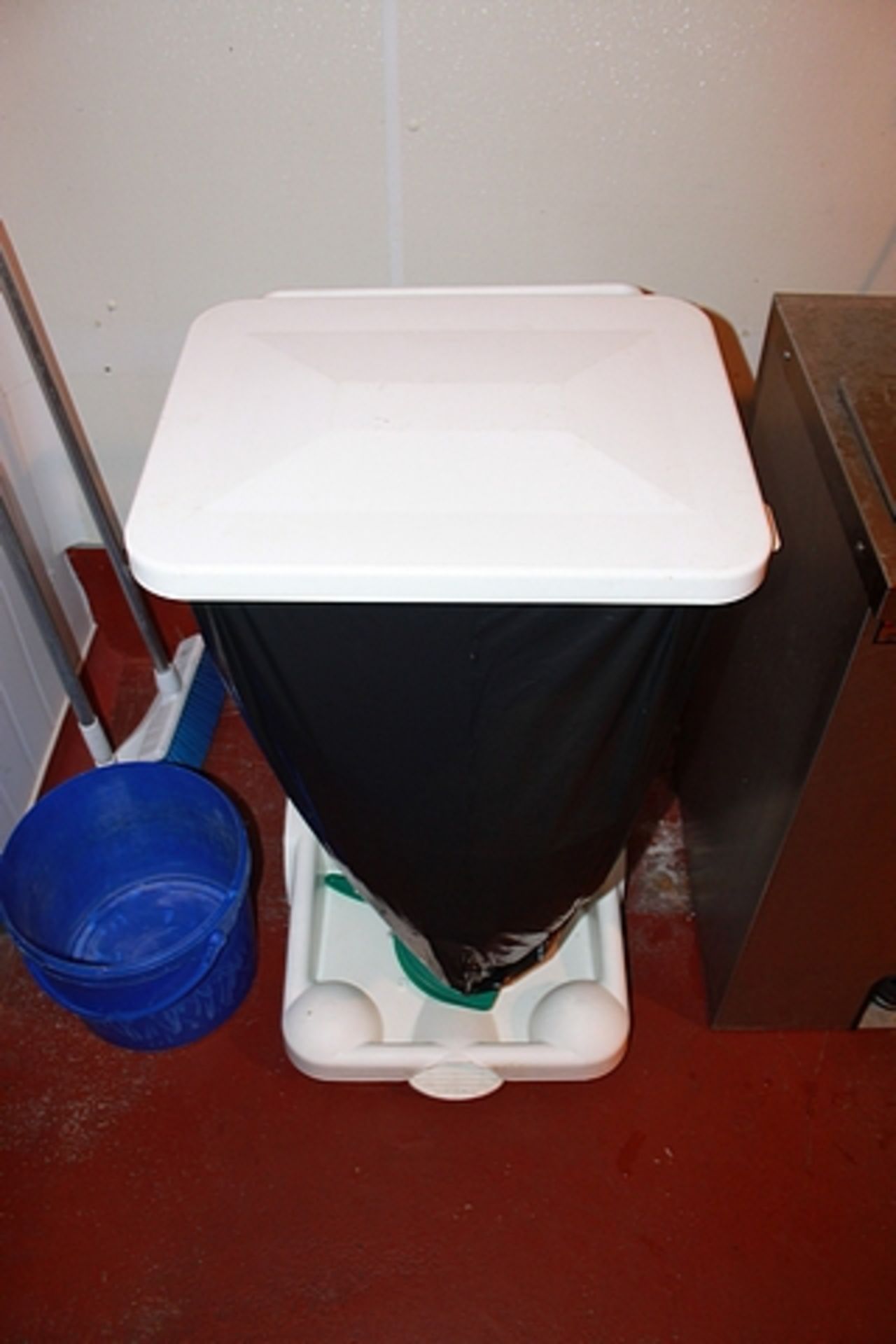 Mobile pedal bin sack holder polypropylene base and lid