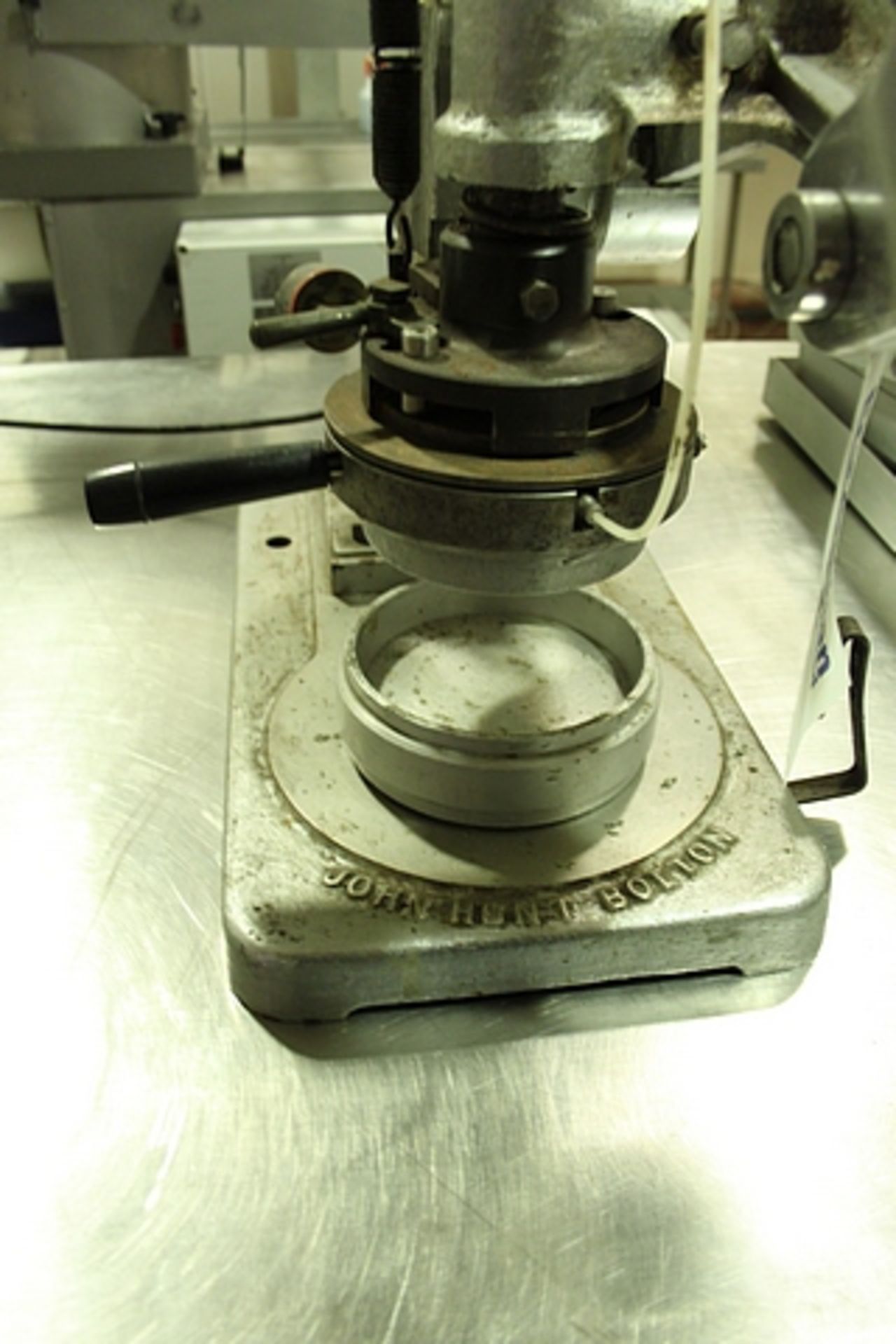 John Hunt Medium Champion can produce up to 400 shells per hour with die set 16cm pie - Image 3 of 3