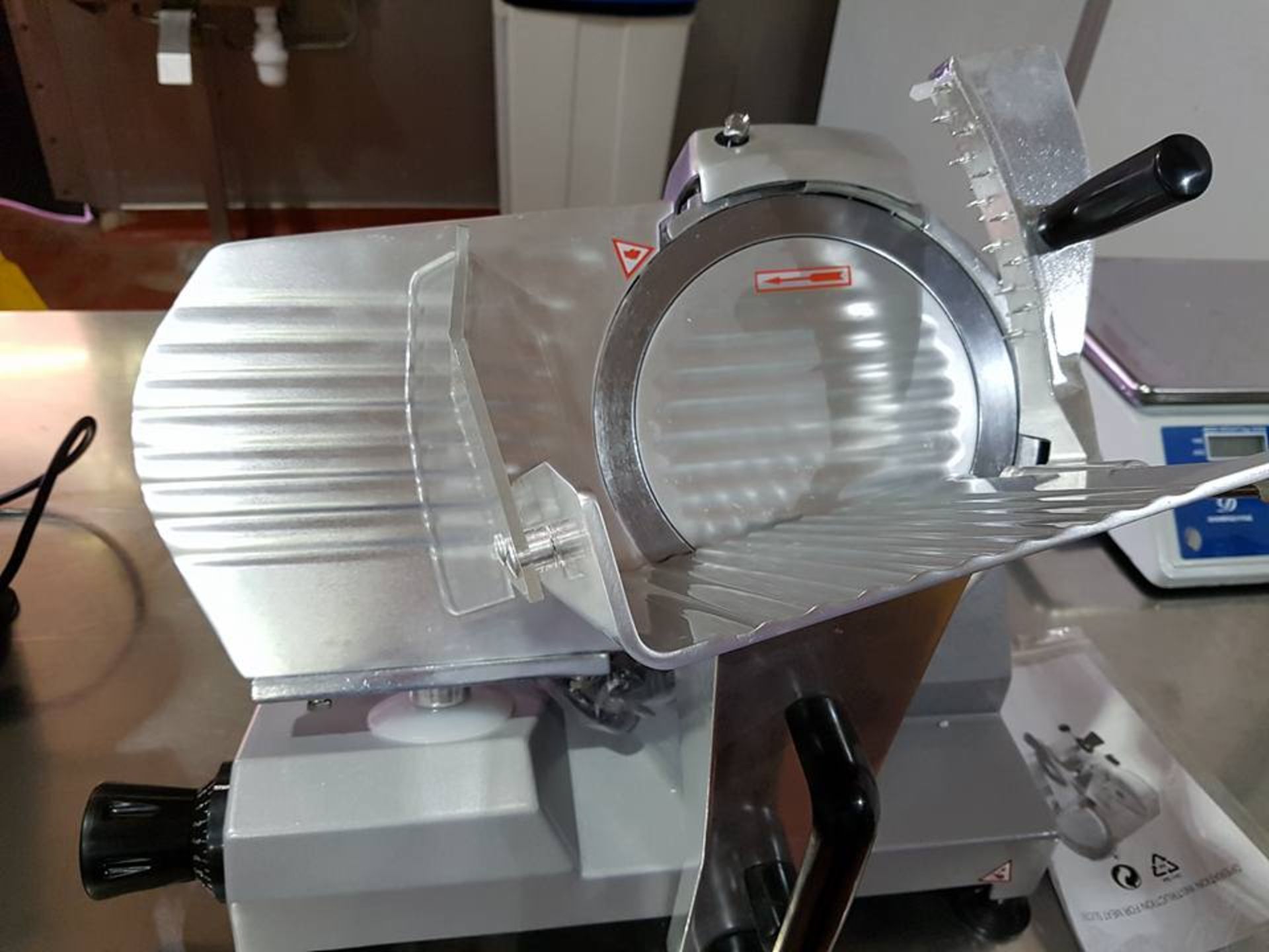 Gravity 220S Automatic Meat Slicer - a high quality gravity feed slicer with a chromed steel blade - Image 2 of 2