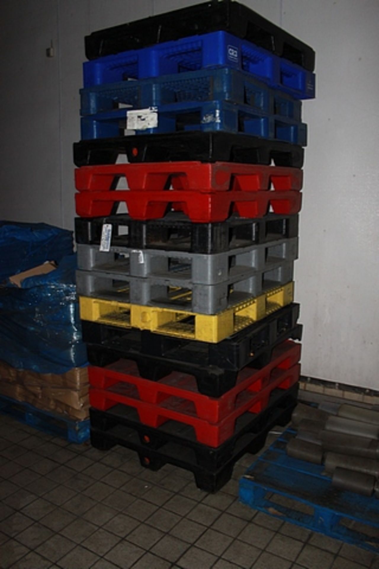 10 x plastic pallets various 1200 x 1000 x 165mm