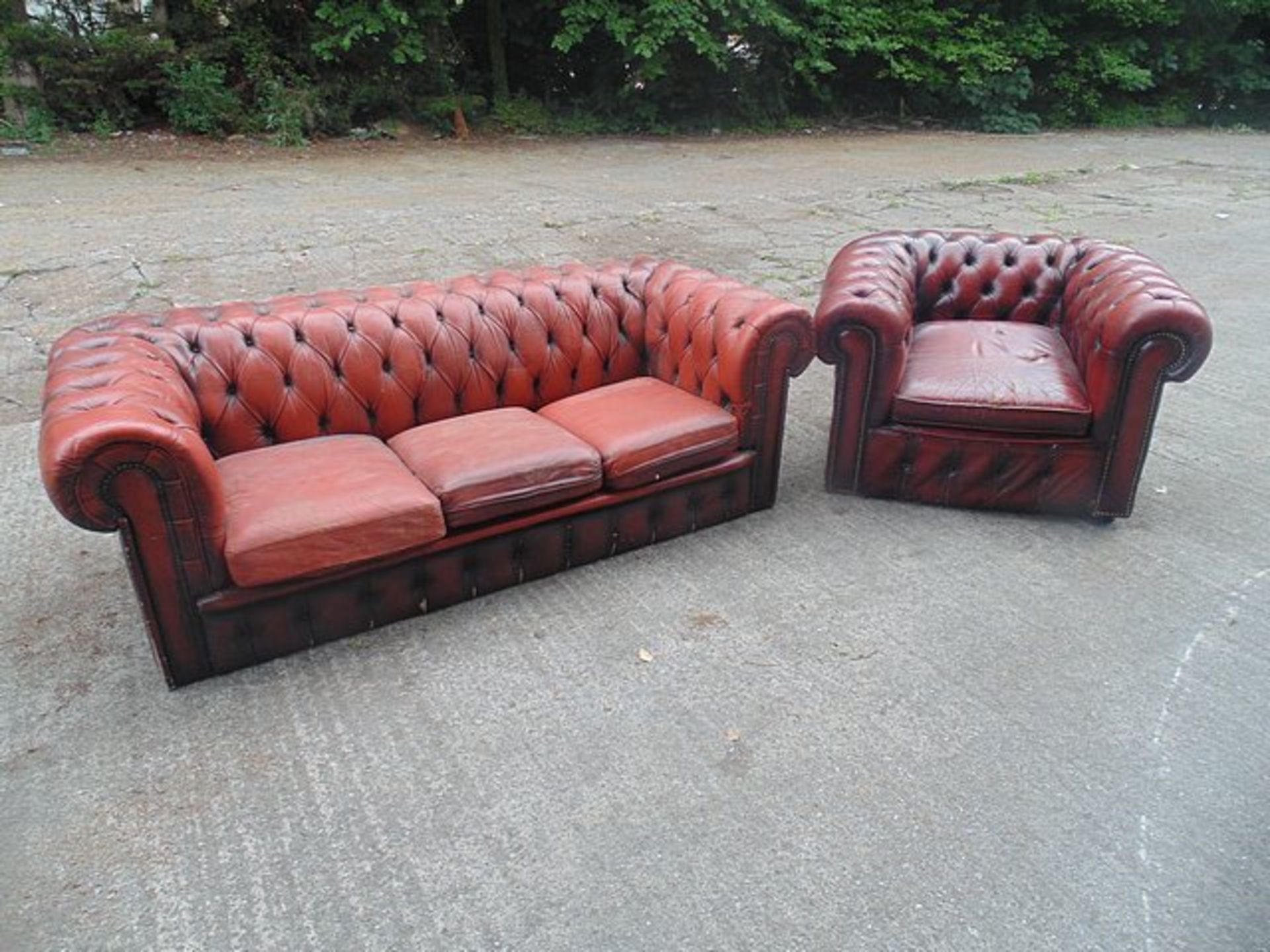 Chesterfield ox-blood tufterd sofa and armchair sofa dimensions 1900mm x 500mm x 660mm chair