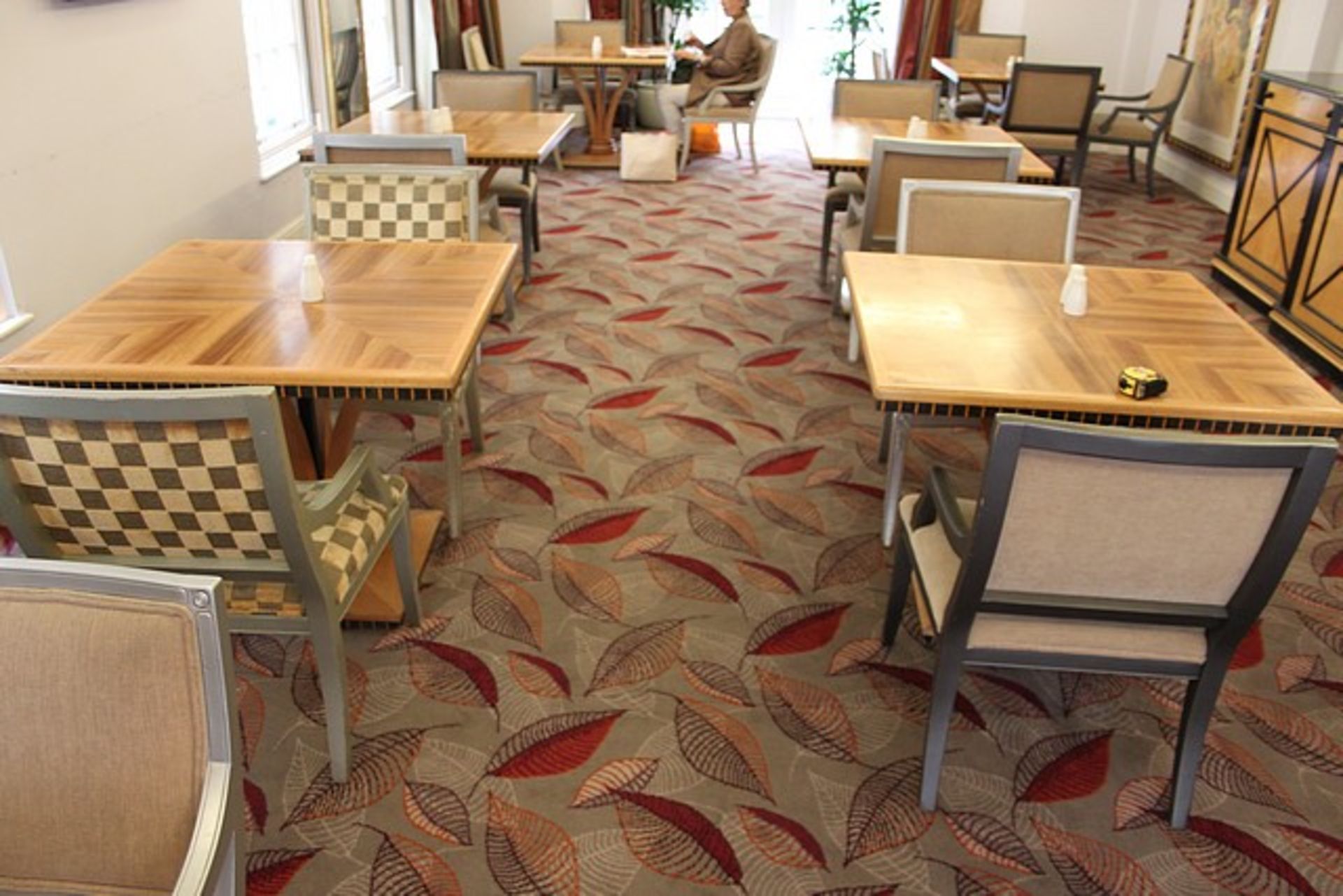 Commercial heavy duty mixed carpet with a tonal repeating leaf pattern approximately 11m x 5m - Image 2 of 2