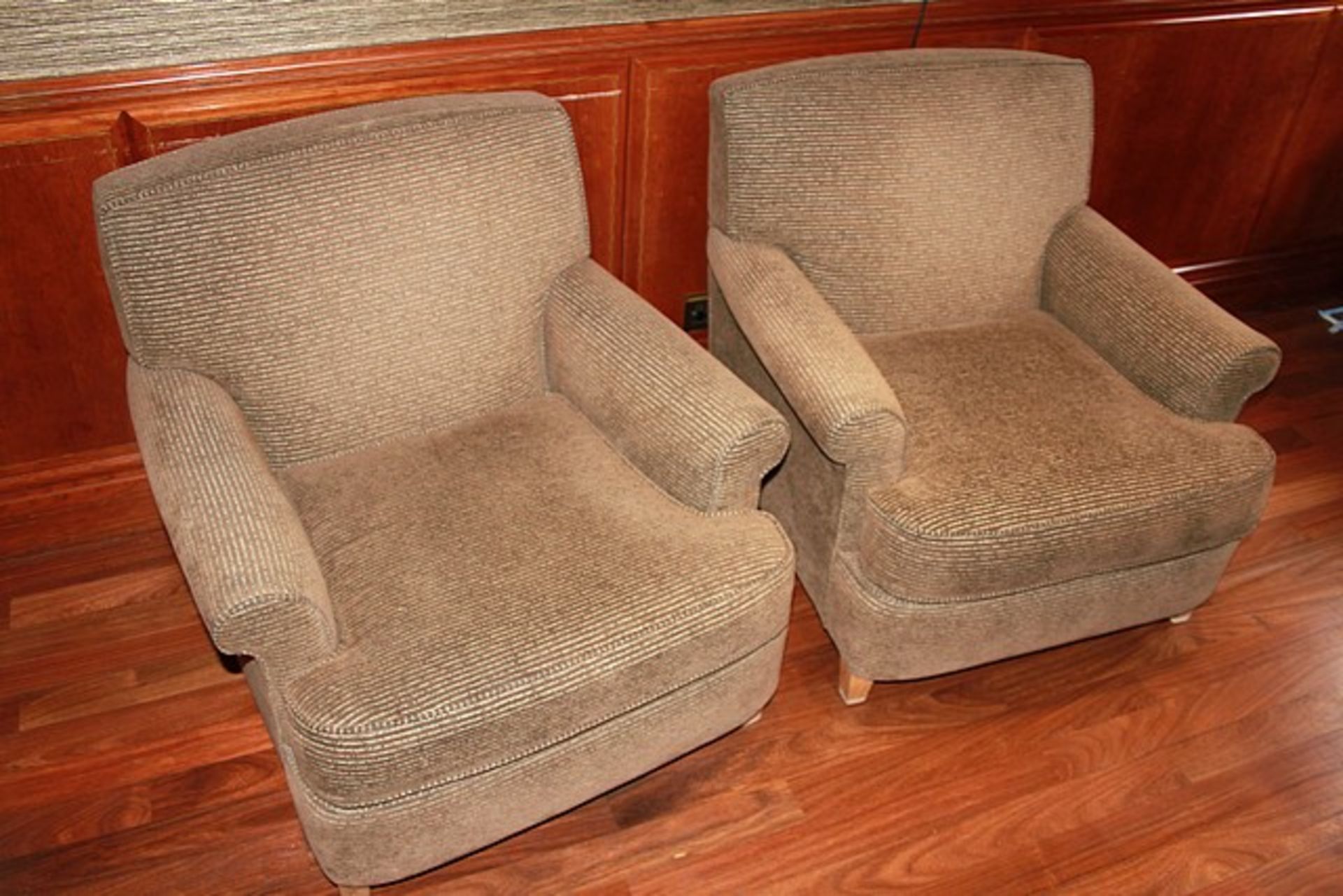 A pair of upholstered armchairs 520mm x 760mm x 880mm