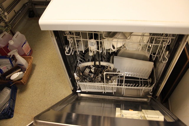 Miele G1022 freestanding dishwasher white freestanding A rated energy 48db noise level 12 place - Image 2 of 2