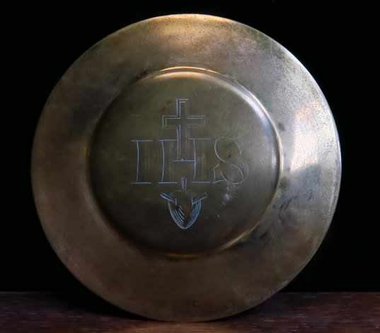 Small Ex Army Communion Plate with pierced Heart and IHS - Image 2 of 4