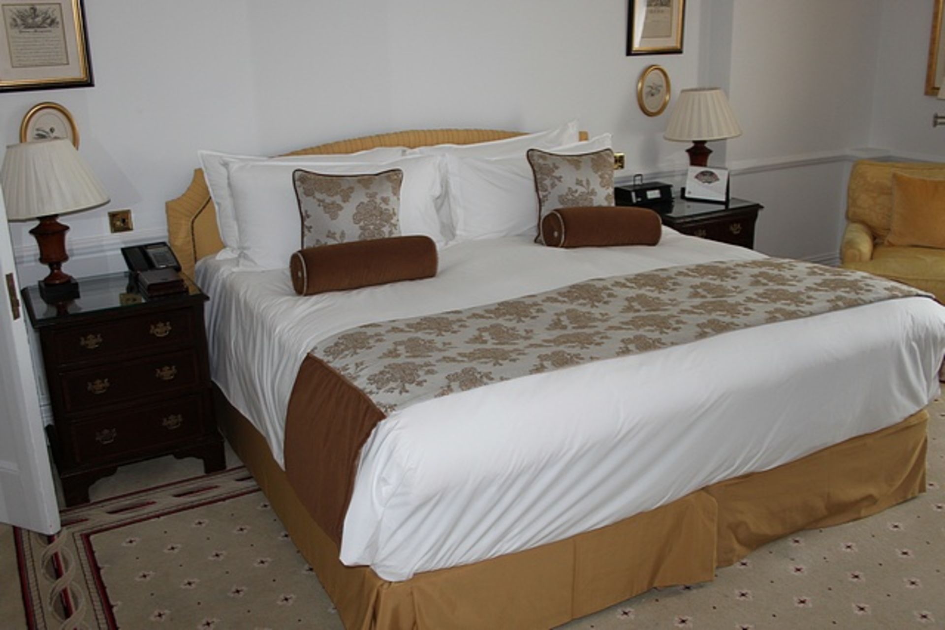 King Size bedRoom201Lift out charge 20