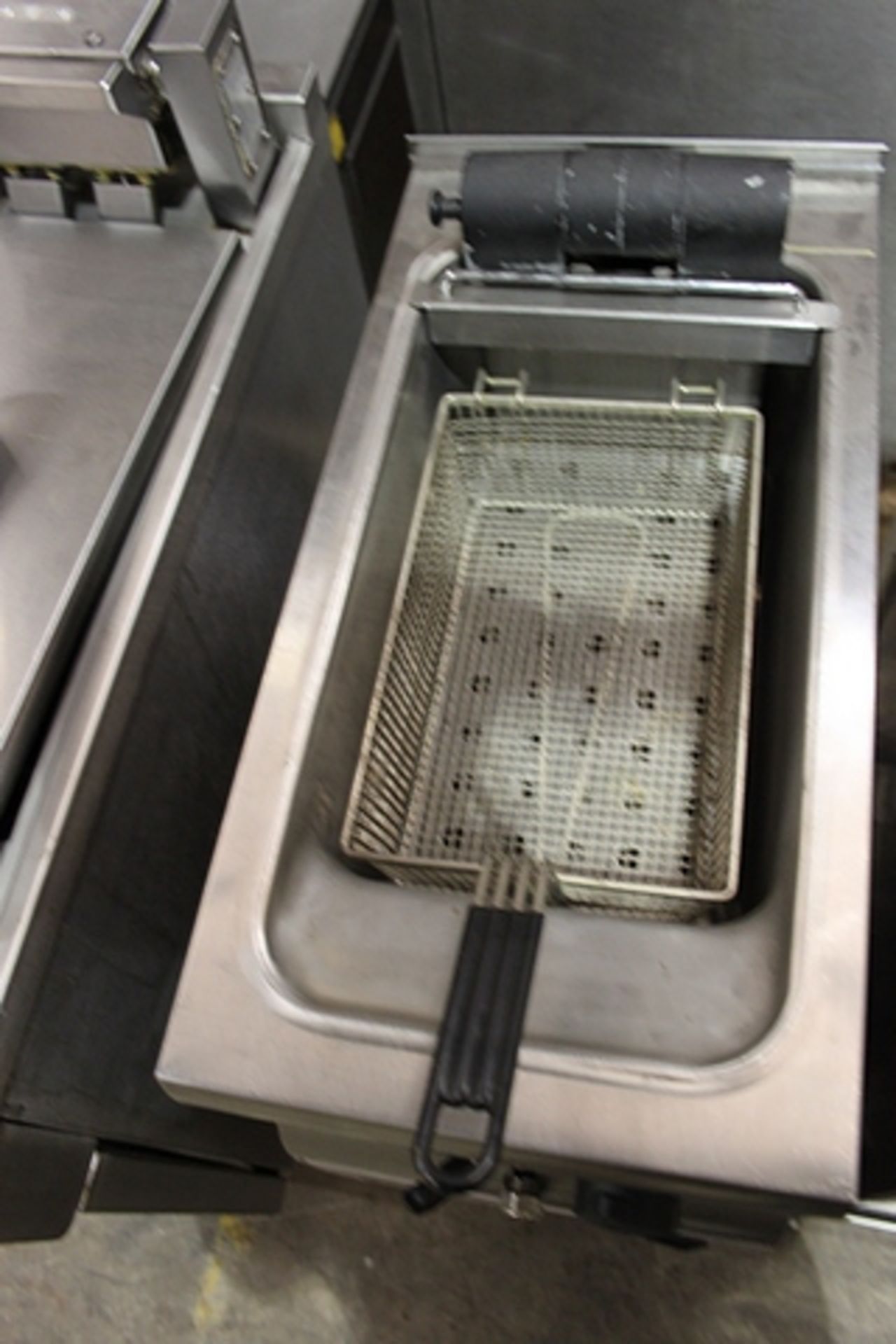 Lincat J6FL 9 Ltr Single Tank Fryer With 1 Basket free standing electric fryer which can cook 18 - Image 2 of 2