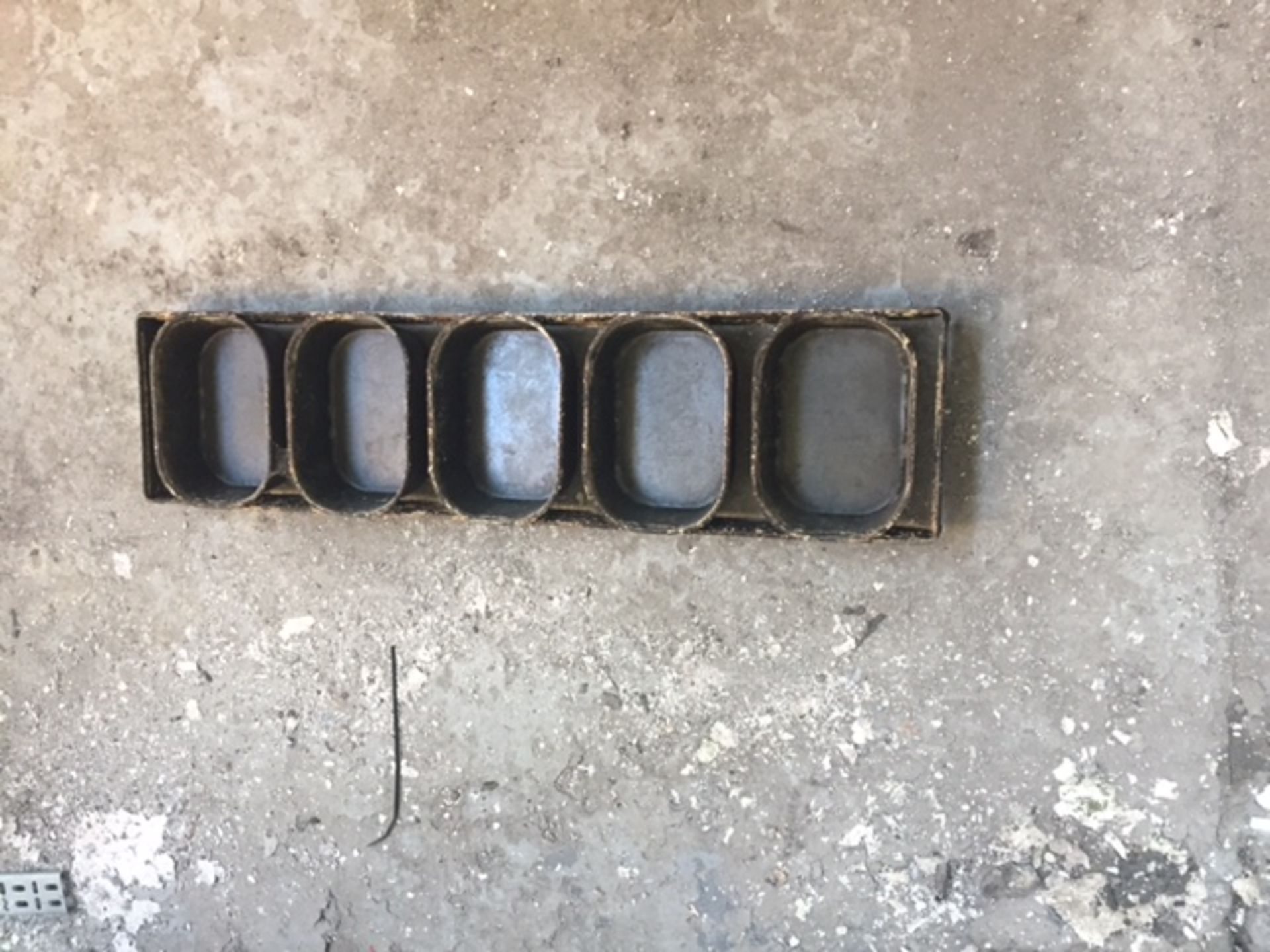 10 x strap of 5 farmhouse loaf tins (this item is to be collected from Nottingham)