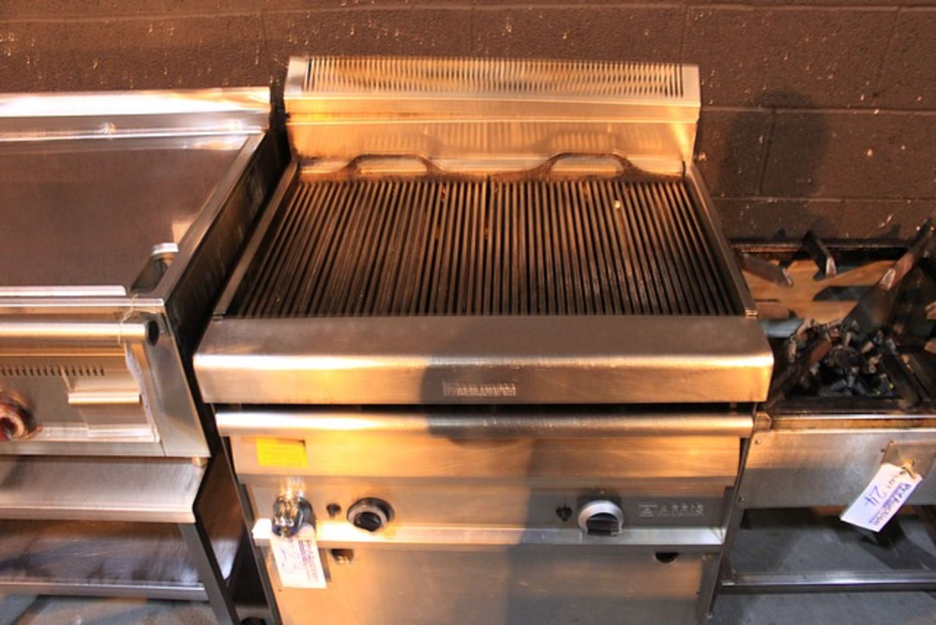 Arris Grillvapor GV819C gas radiant chargrill 2 independent controlled cooking zones - 2 x 390 x