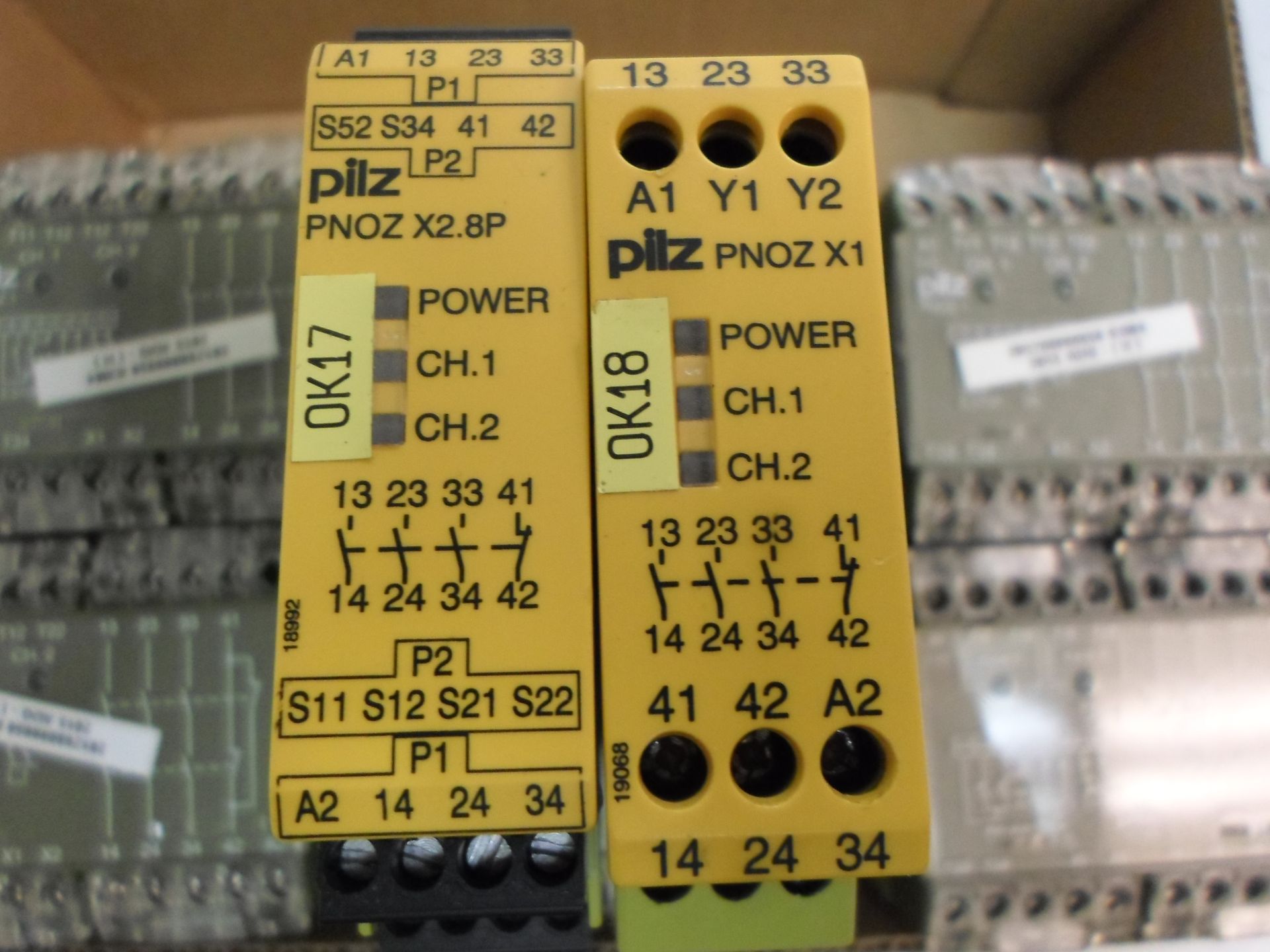 LOT OF EIGHT (6) PILZ PNOZ 24VDC 3S SAFETY RELAY (1) Pilz X2.8P Safety Relay 24 Vac/DC (1) Pilz X1 - Image 4 of 5