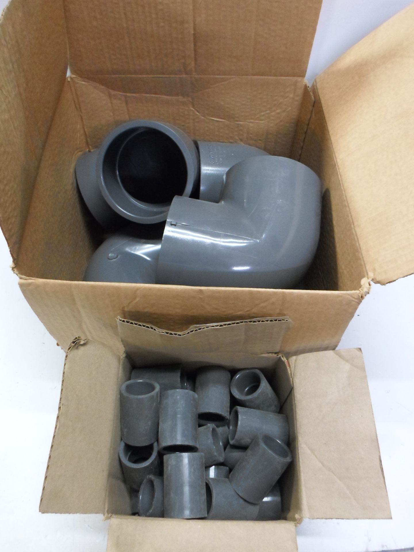 LOT OF PVC COUPLINGS 2" AND 4" SCH80 AND 806-040 90 DEGREE