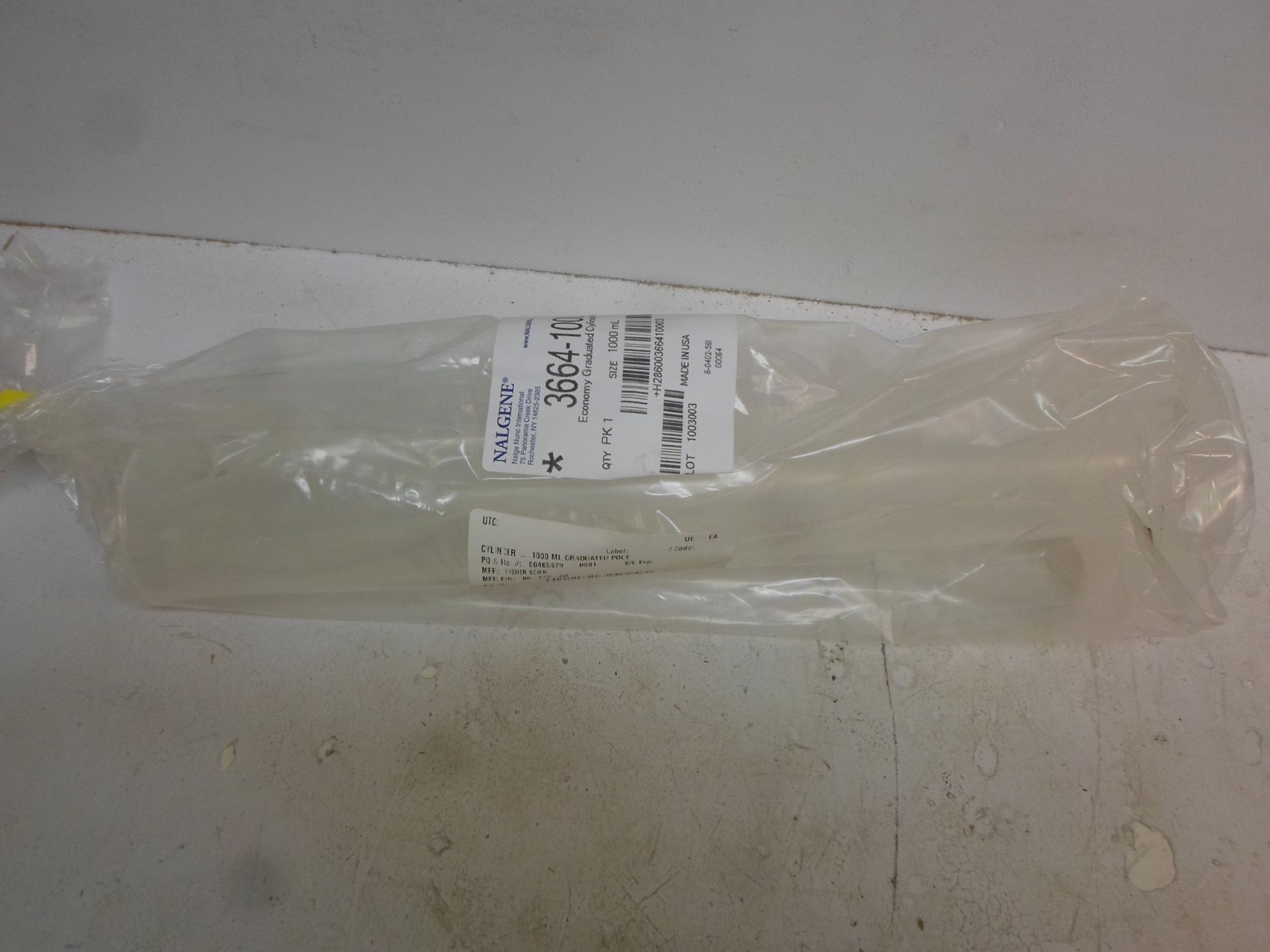 LOT OF FIVE ECONOMY GRADUATED CYLINDER PP 3664-1000 - Image 3 of 3
