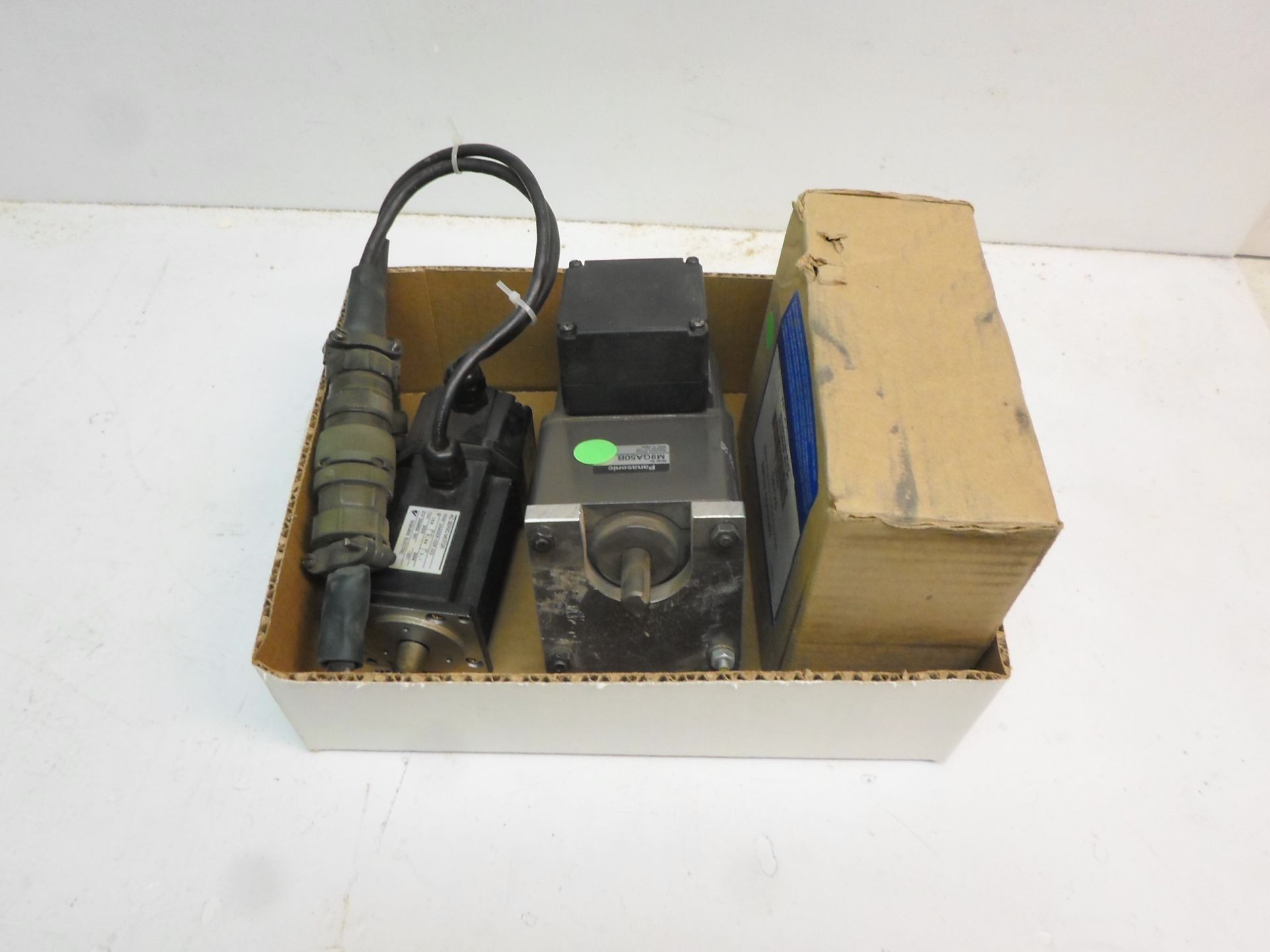 LOT OF THREE (1) YASKAWA AC SERVO MOTOR USASEM-02FJ23 (1) PANASONIC M9GA50B SERVO MOTOR (1) Watts 3