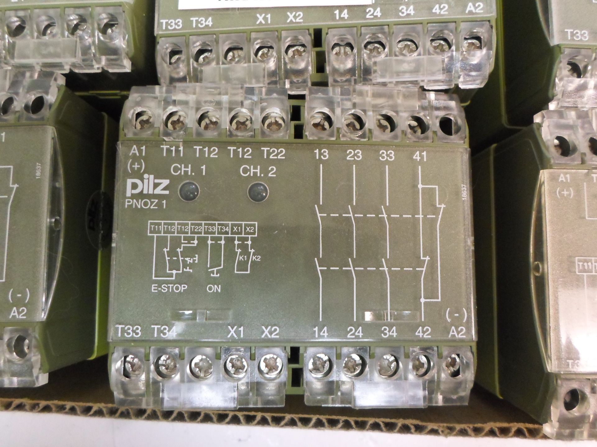 LOT OF EIGHT (6) PILZ PNOZ 24VDC 3S SAFETY RELAY (1) Pilz X2.8P Safety Relay 24 Vac/DC (1) Pilz X1 - Image 2 of 5