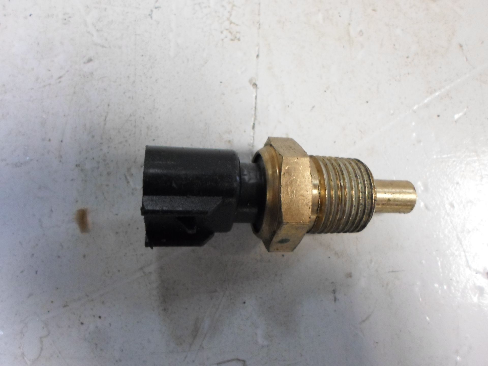 LOT OF BRASS VALVE CONNECTORS - Image 2 of 2