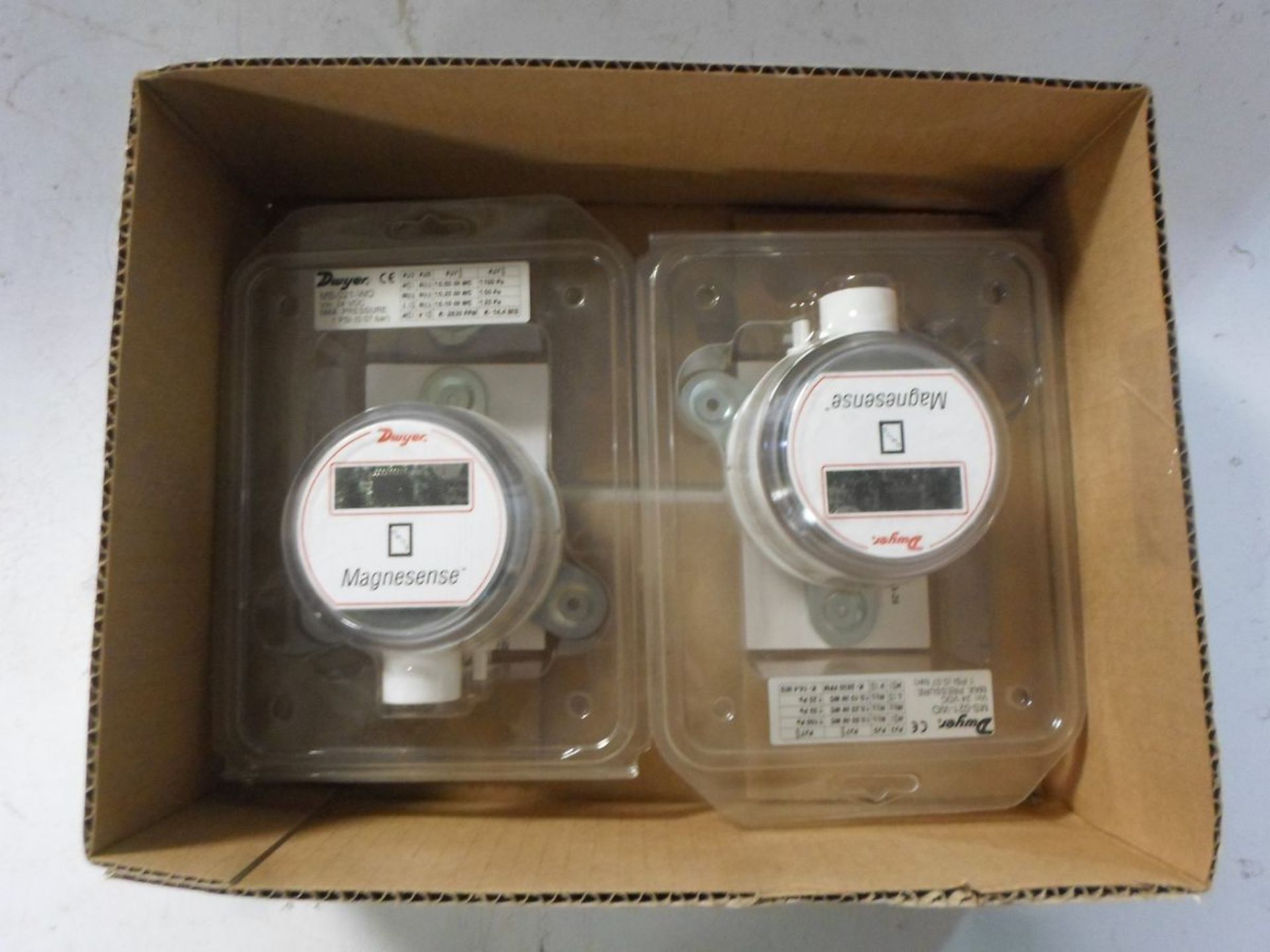 LOT OF 2 Dwyer Magnesense Pressure Sensor MS-021-WO