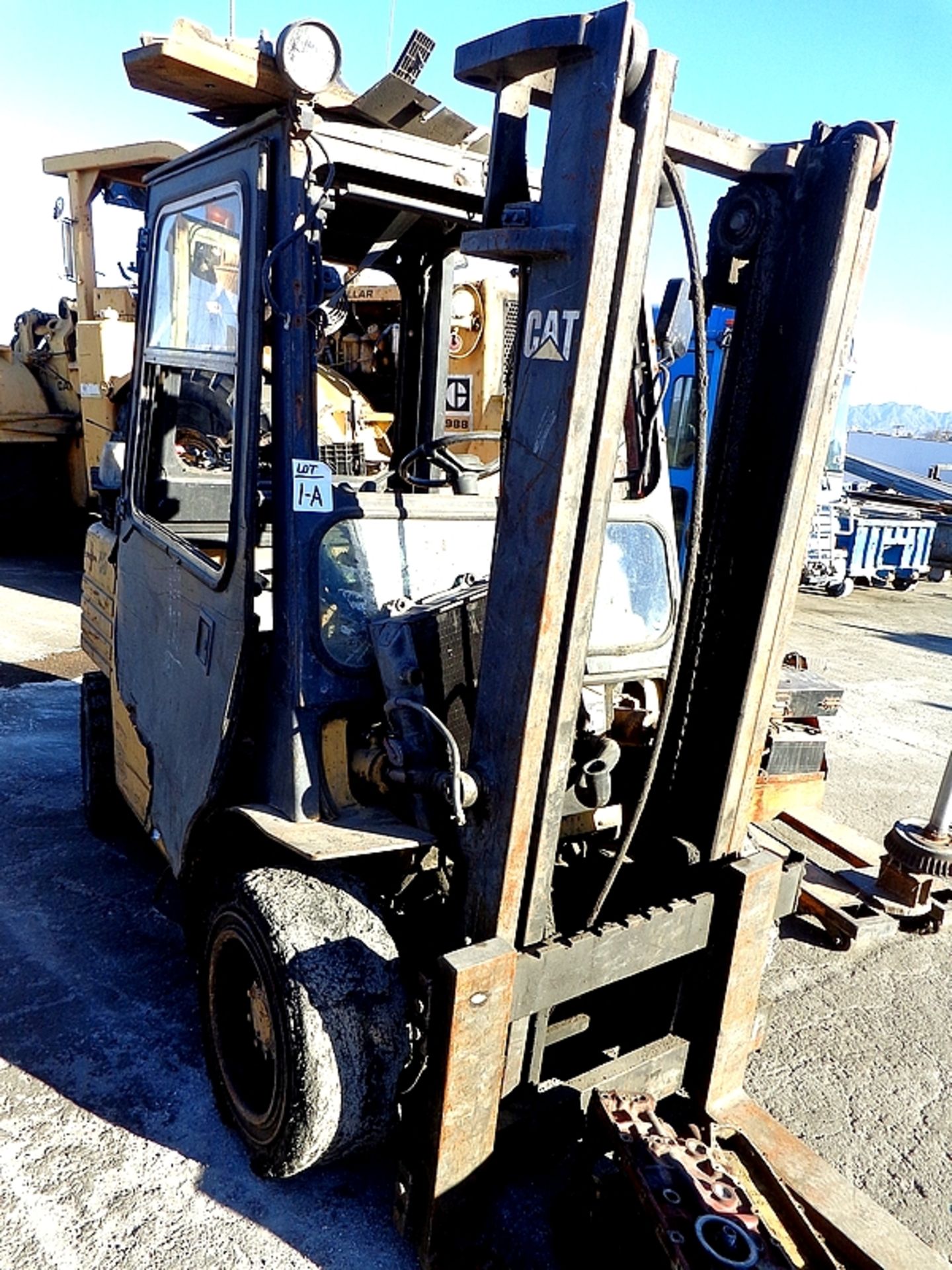 CATERPILLER DP-30 3,000 LB. FORKLIFT