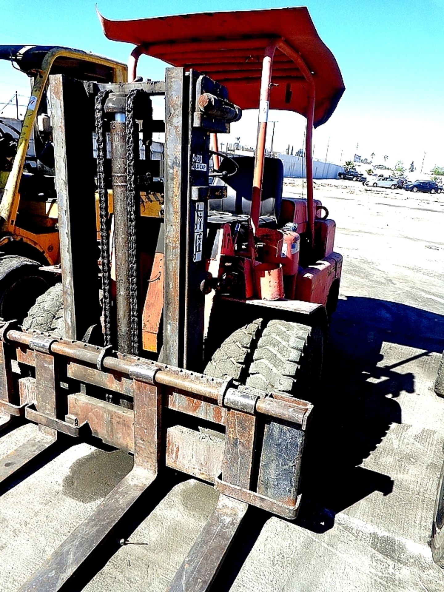 ALLIS-CHALMBERS 4,000-LB. FORKLIFTÂ (RUNNING)