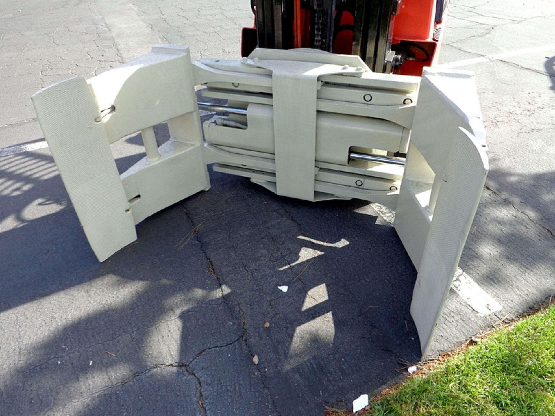 HYSTER 3,000-LB CAP. FORKLIFT w/ ATTACHMENT - Image 4 of 4