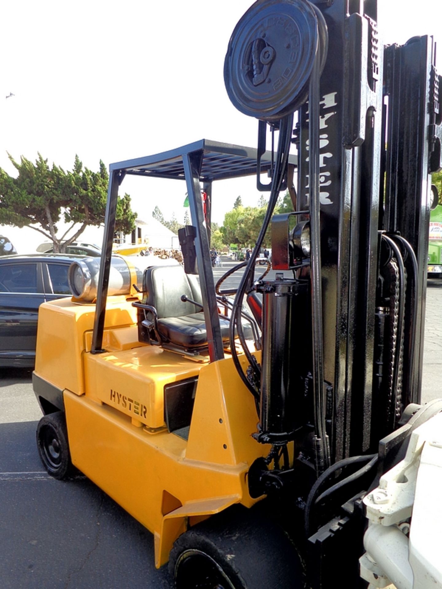 HYSTER 7,500-LB CAP. FORKLIFT w/ ATTACHMENT - Image 2 of 4