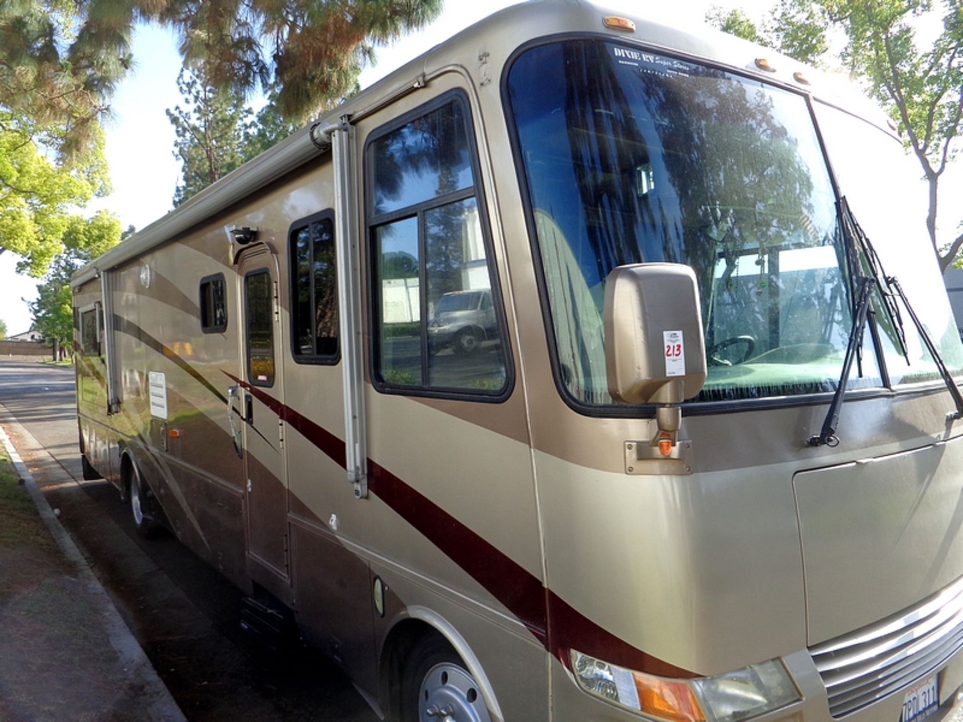 2003  MOUNTAINEER 38FT. GAS RV MOBIL HOME (26,000 MILEAGE) (SALVAGE TITLE) - Image 2 of 20