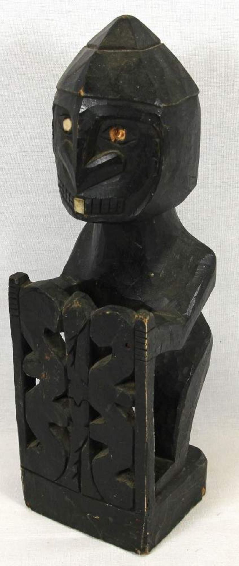 Stehendes Idol Wohl Südostasien 19./20. Jh. Holz geschnitzt. Ca. 32 cm. Guter altersbedingter