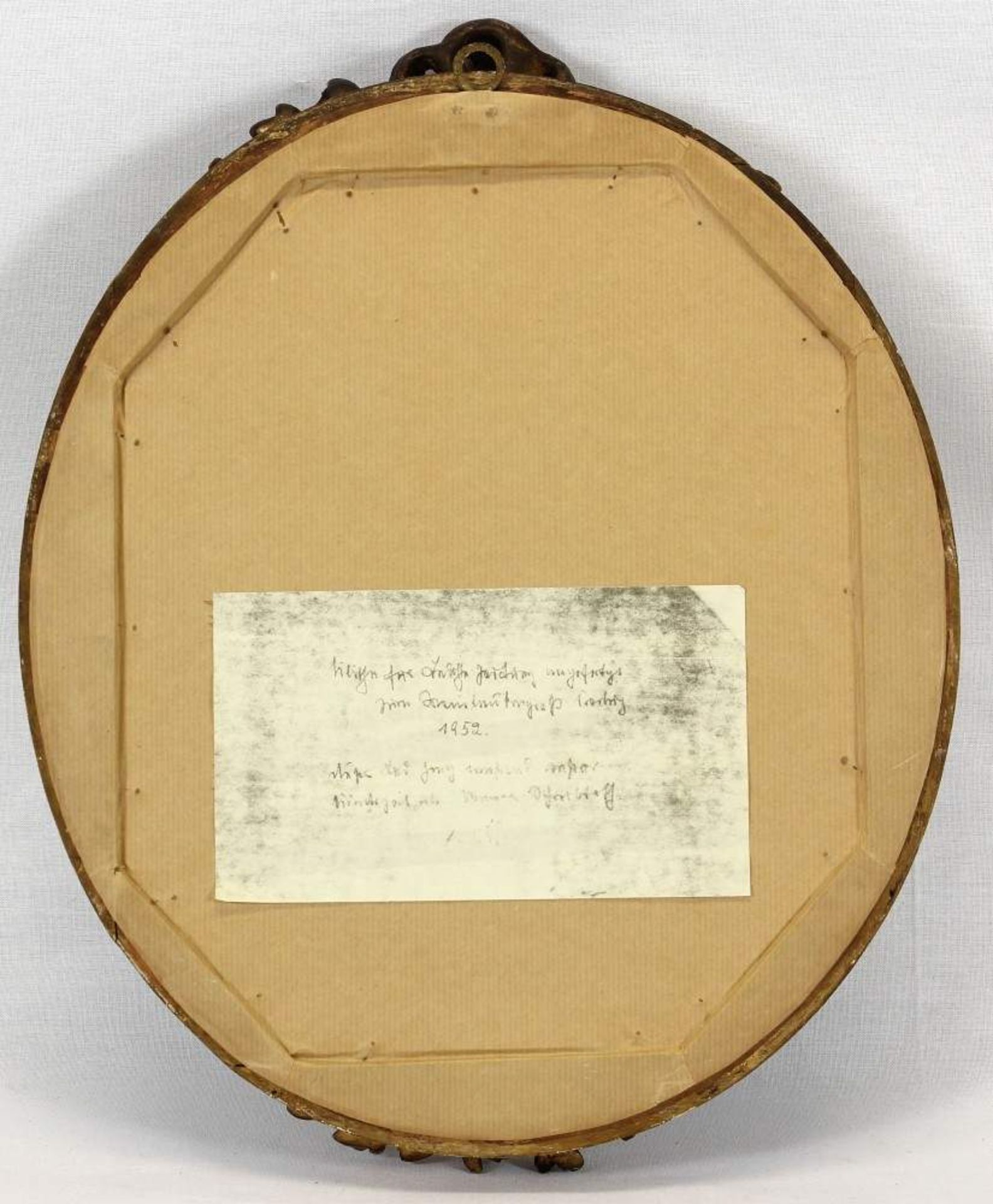 Historismus Rahmen mit Fotografie Deutsch um 1900. Holz gestuckt teils vergoldet. Ca. 45 x 35 cm. - Image 2 of 2