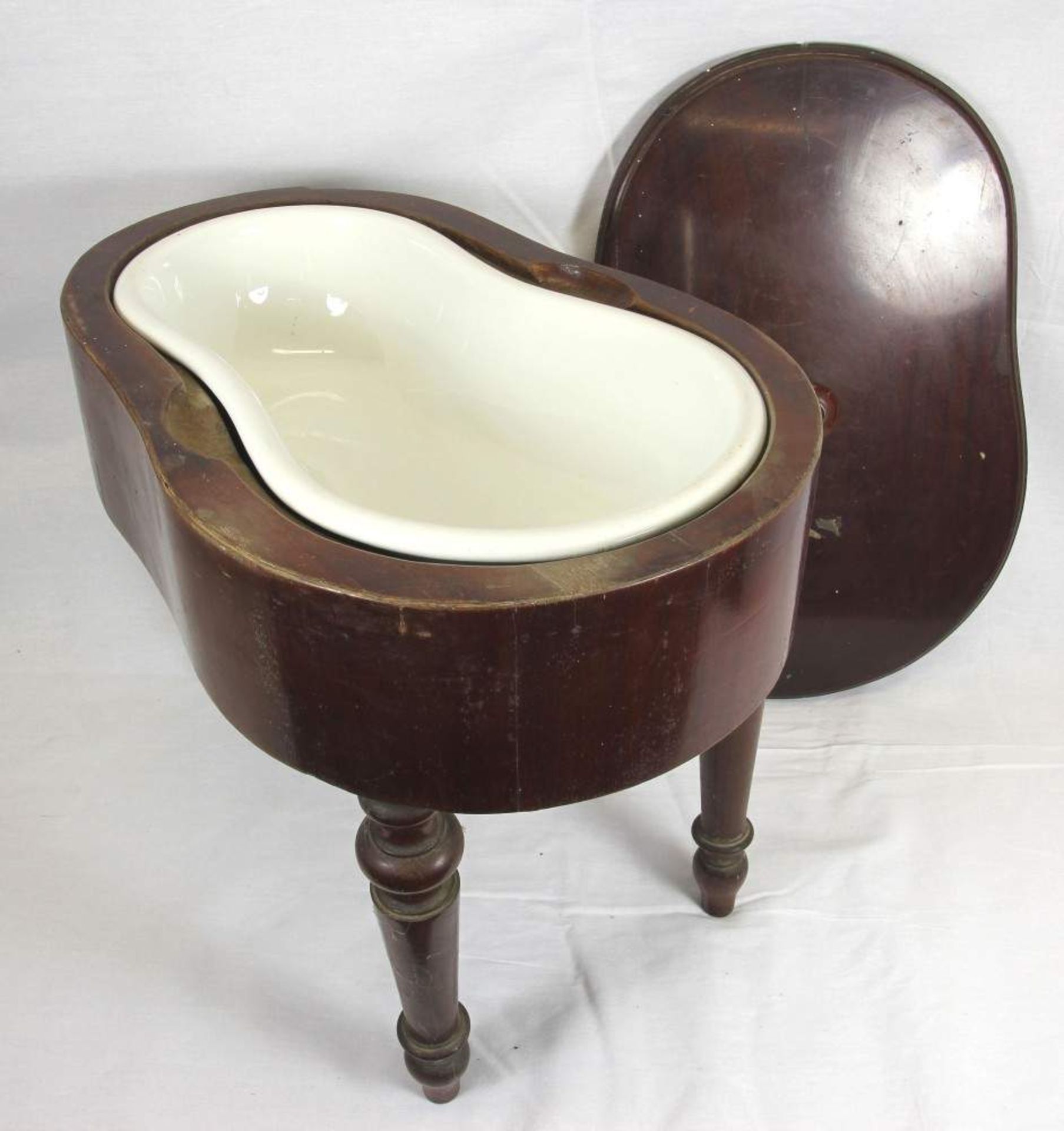 Seltenes Bidet Frankreich um 1900. Auf drei profilierten Beinen, geschwungener Korpus mit - Image 3 of 5