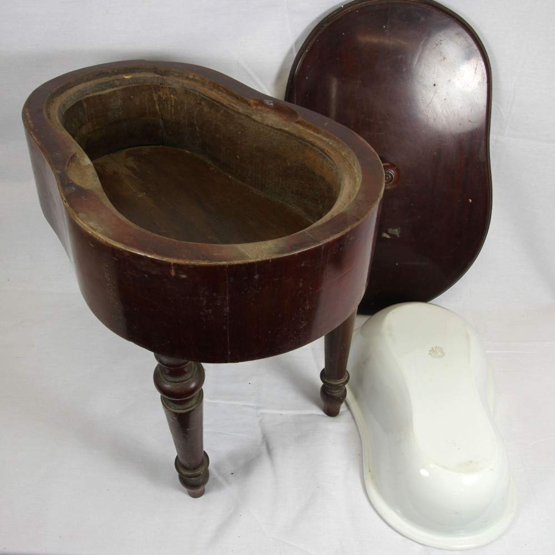 Seltenes Bidet Frankreich um 1900. Auf drei profilierten Beinen, geschwungener Korpus mit - Image 4 of 5