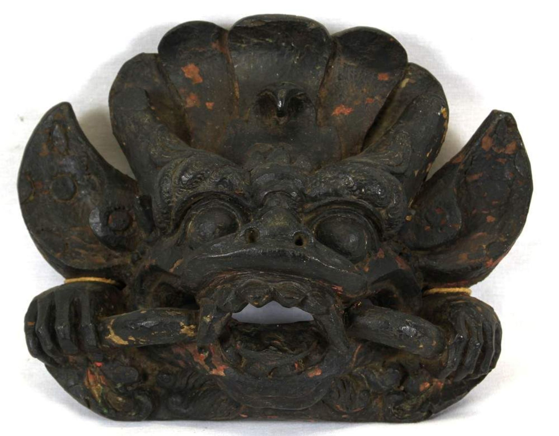 Büste eines Dämon Südostasien 19./20. Jh. Holz geschnitzt und staffiert. Ca. 20 x 26 cm. Teile