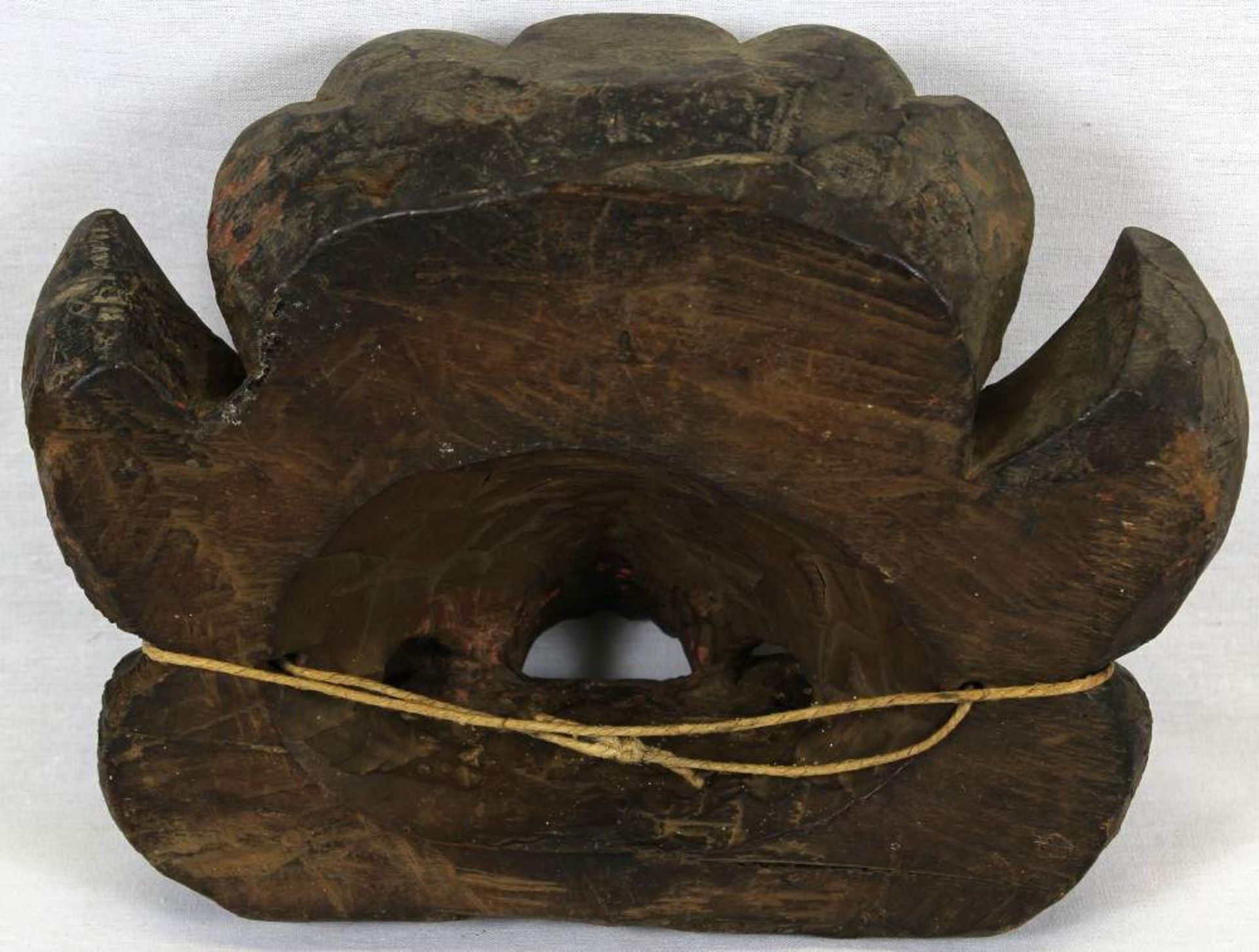 Büste eines Dämon Südostasien 19./20. Jh. Holz geschnitzt und staffiert. Ca. 20 x 26 cm. Teile - Image 2 of 2