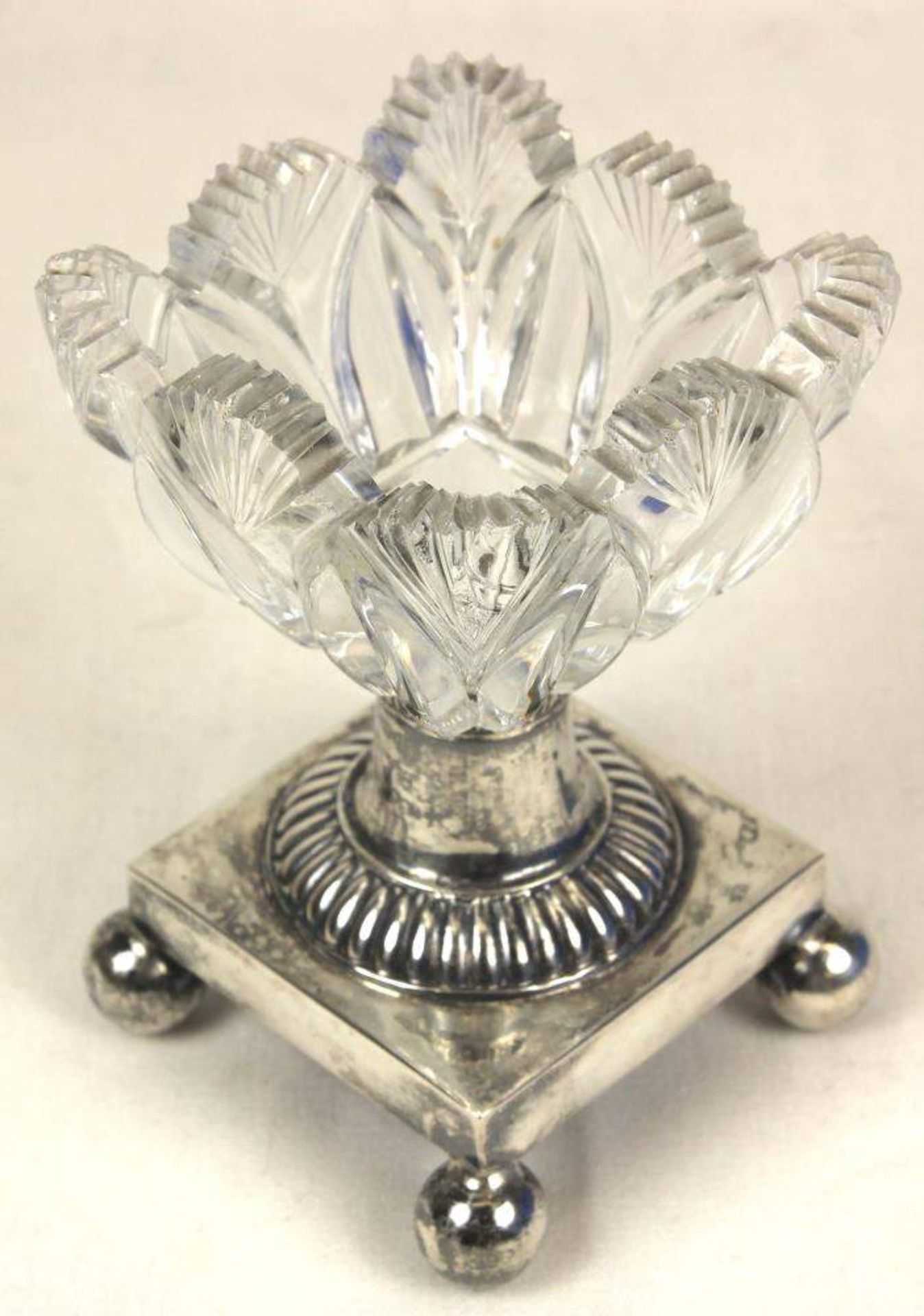 Saliere. Deutsch um 1800. Silber 13 Lot. Louis-Seize-Form auf Kugelfüßchen und Glasschälchen (wohl - Image 2 of 3