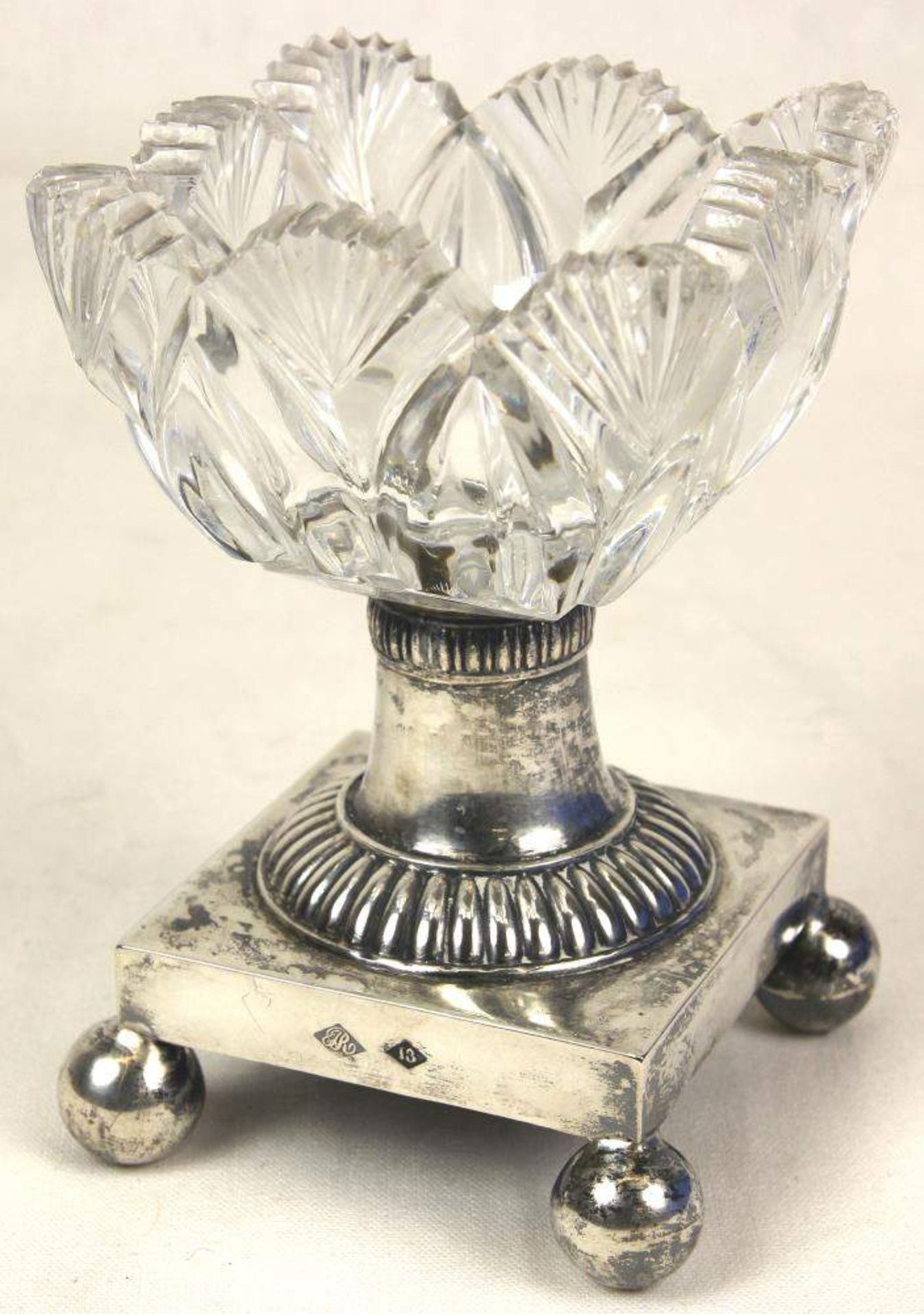 Saliere. Deutsch um 1800. Silber 13 Lot. Louis-Seize-Form auf Kugelfüßchen und Glasschälchen (wohl