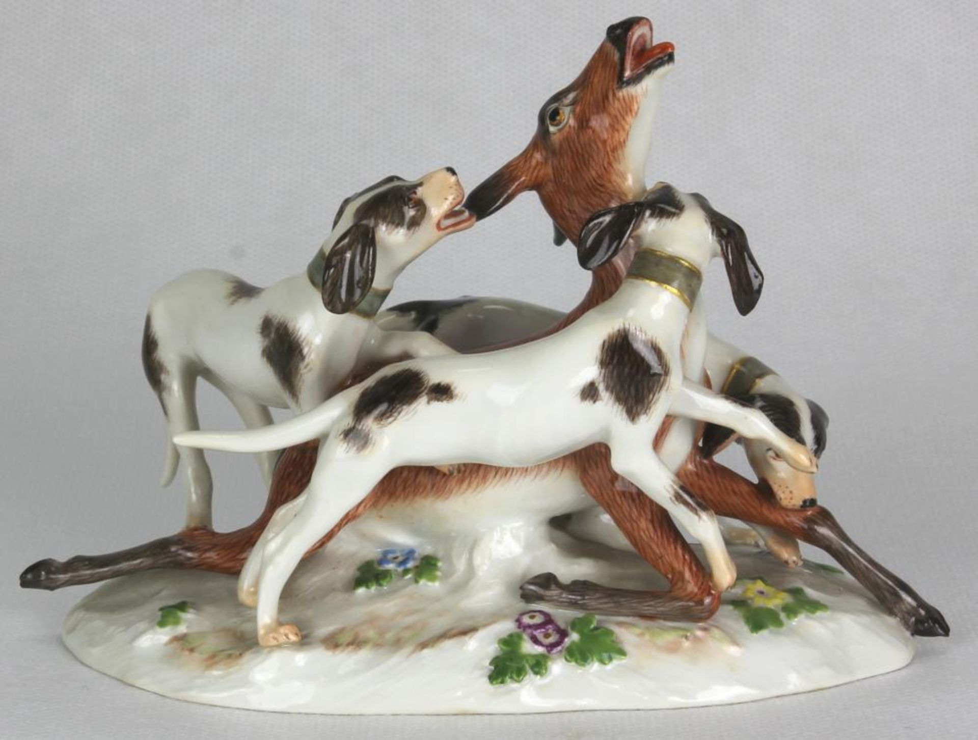 Figurengruppe Meissen 19. Jh. Drei Jagdhunde mit Hirsch auf naturalistisch gestaltetem Sockel. Unter