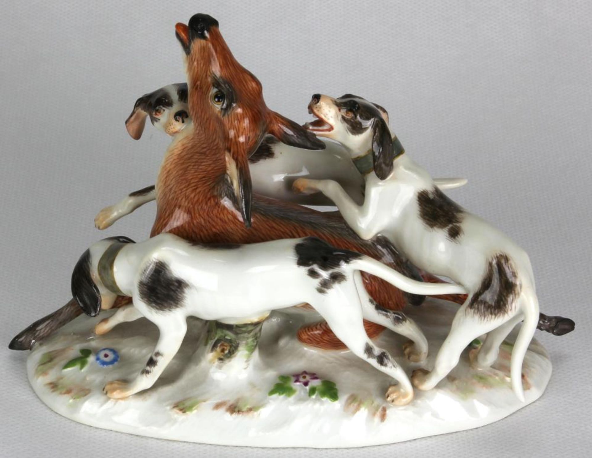 Figurengruppe Meissen 19. Jh. Drei Jagdhunde mit Hirsch auf naturalistisch gestaltetem Sockel. Unter - Bild 2 aus 3