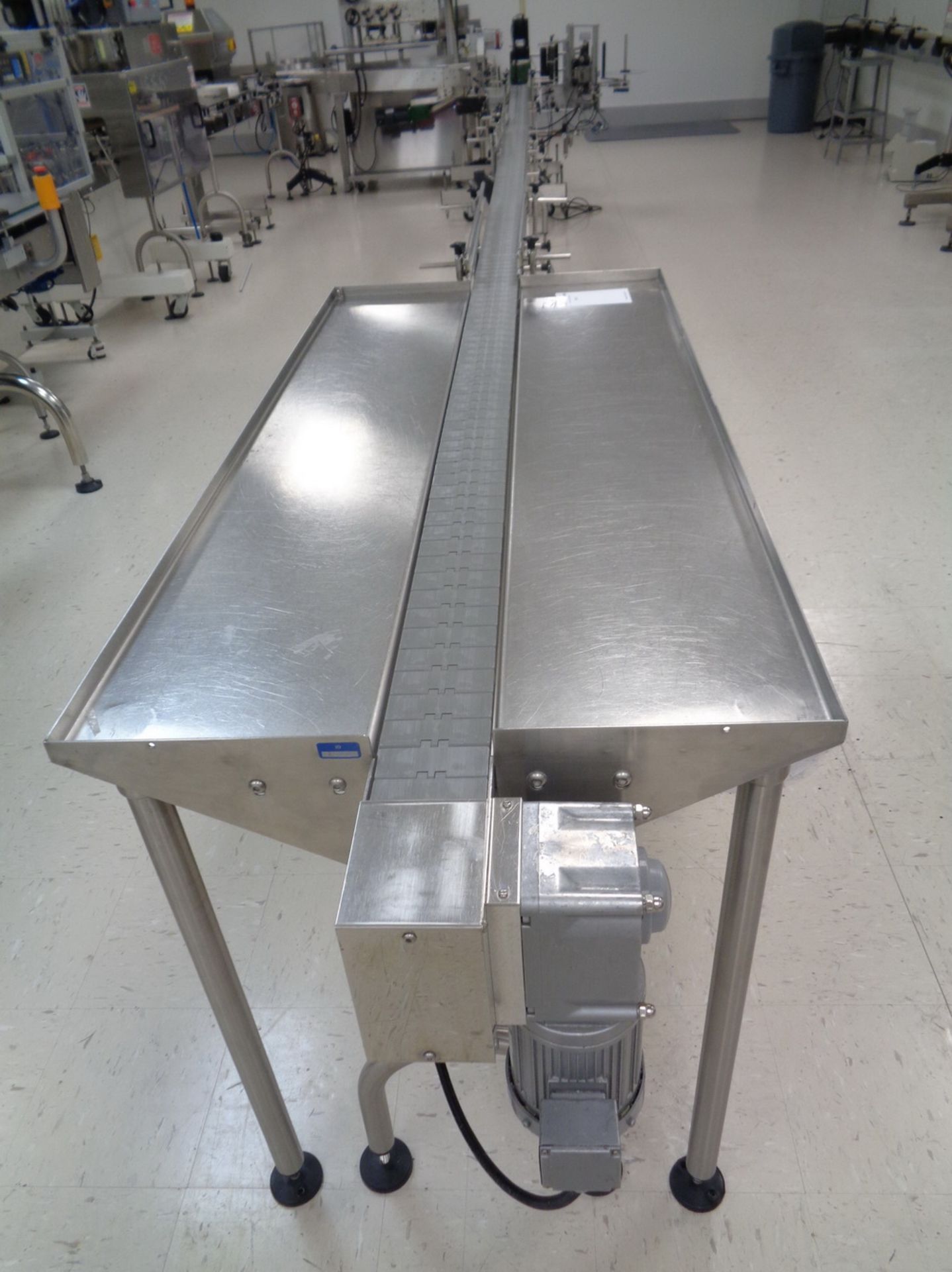 PACKOUT CONVEYOR, RAISED BELT TABLE TOP CHAIN TYPE 4" X 20' LONG S/S : SEE AUCTIONEER NOTE - Image 3 of 4