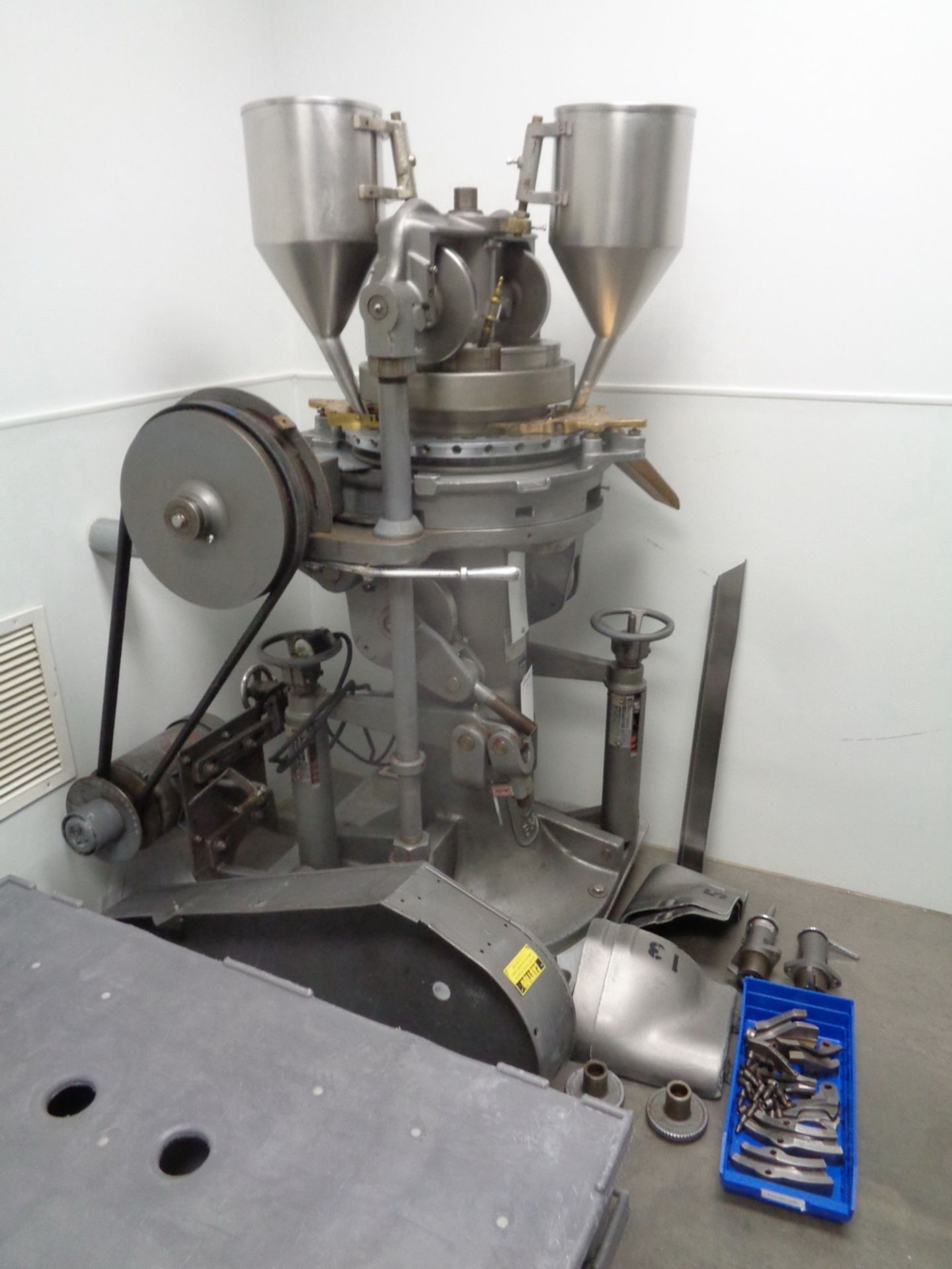 STOKES DOUBLE SIDED ROTARY TABLET PRESS, MODEL BB2, SERIAL NUMBER T-38314. WITH 27 STATION TURRET, B - Image 3 of 5