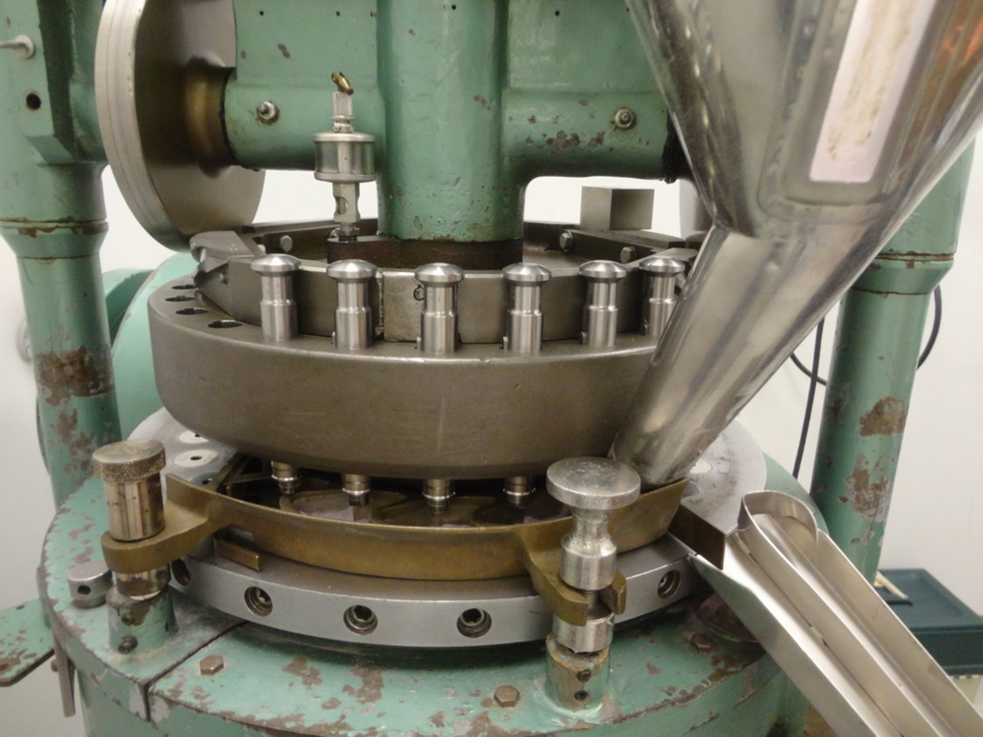 MANESTY DOUBLE SIDED ROTARY TABLET PRESS, MODEL BB3B, SERIAL NUMBER NA, WITH 27 STATION TURRET, B - Image 2 of 5