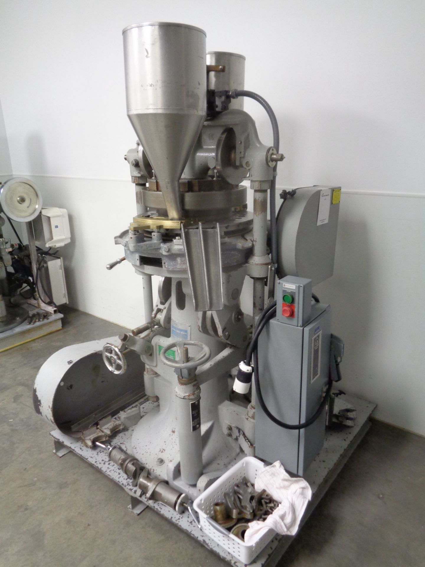 STOKES DOUBLE SIDED ROTARY TABLET PRESS, MODEL BB2 900-513-2, SERIAL NUMBER T-665301. WITH 27 - Image 2 of 7