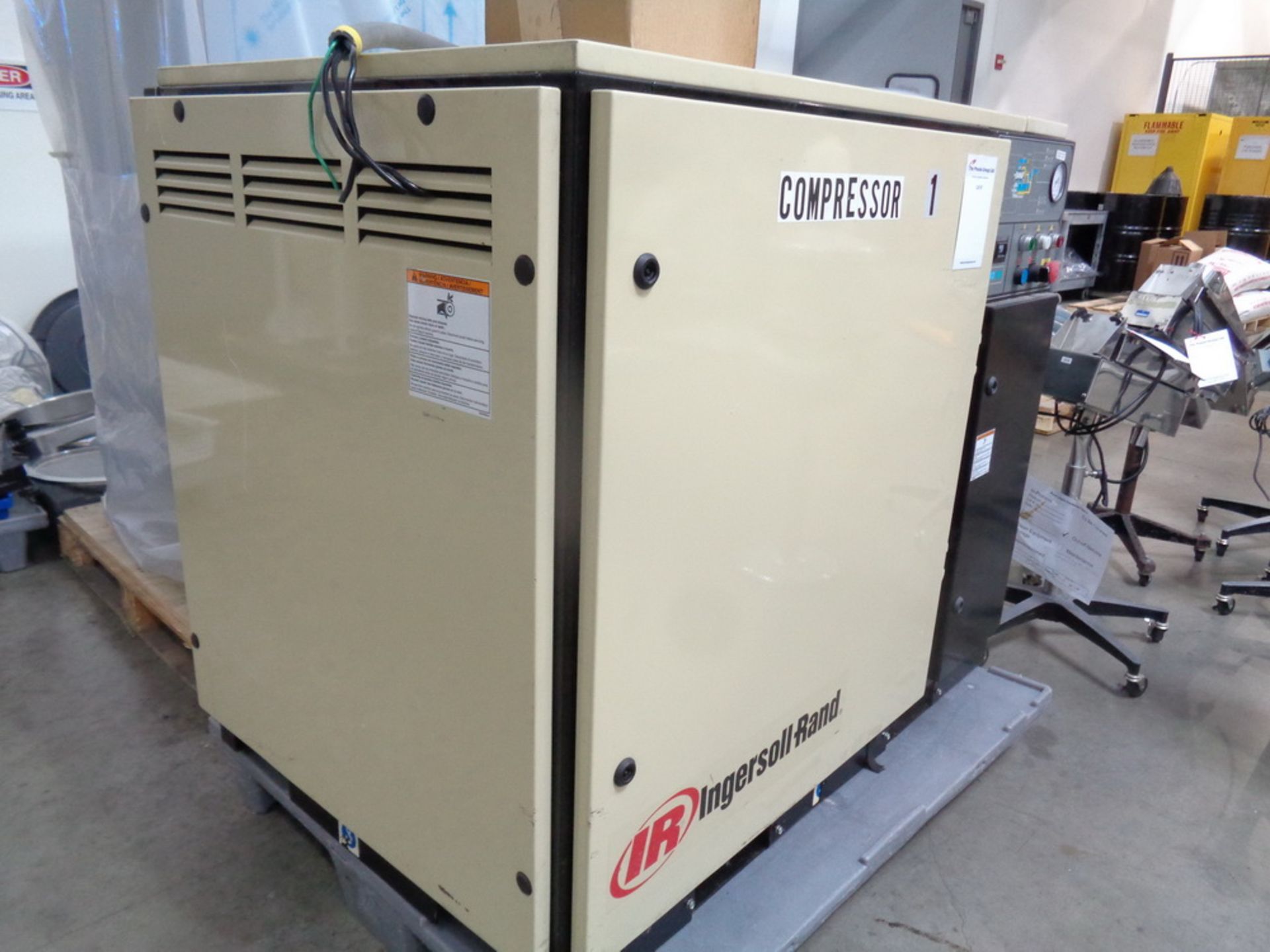 INGERSOLL RAND 25HP CABINET ENCLOSED SCREW TYPE AIR COMPRESSOR, MODEL SSR-UPE-25-125, - Image 3 of 7