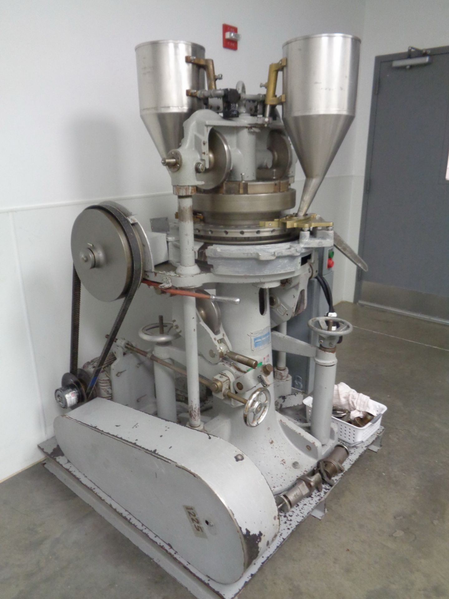 STOKES DOUBLE SIDED ROTARY TABLET PRESS, MODEL BB2 900-513-2, SERIAL NUMBER T-665301. WITH 27 - Image 3 of 7