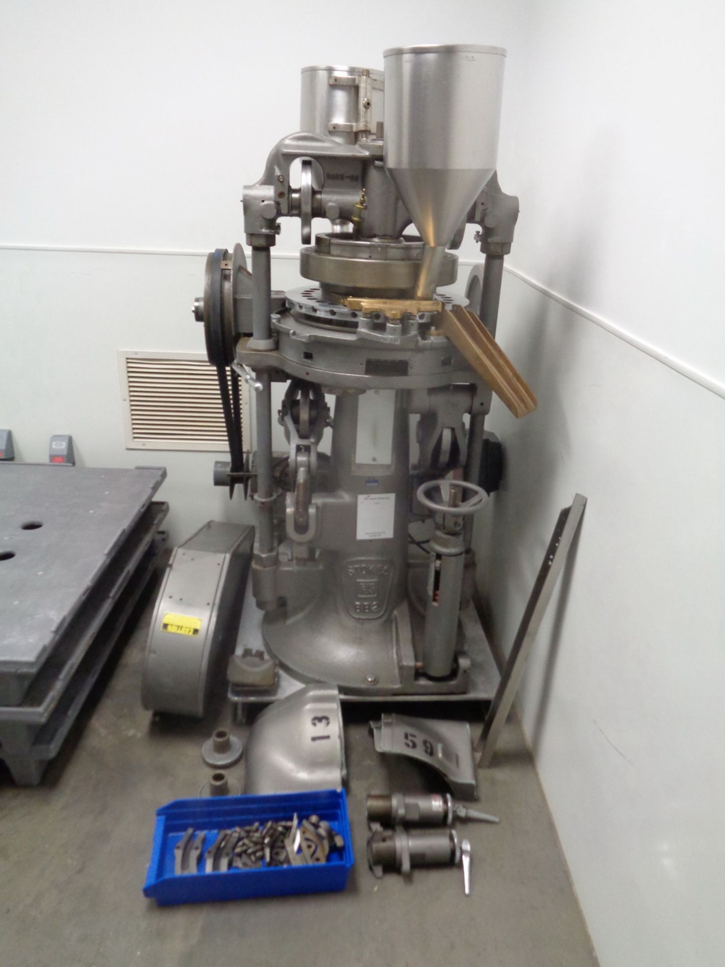 STOKES DOUBLE SIDED ROTARY TABLET PRESS, MODEL BB2, SERIAL NUMBER T-38314. WITH 27 STATION TURRET, B - Image 2 of 5