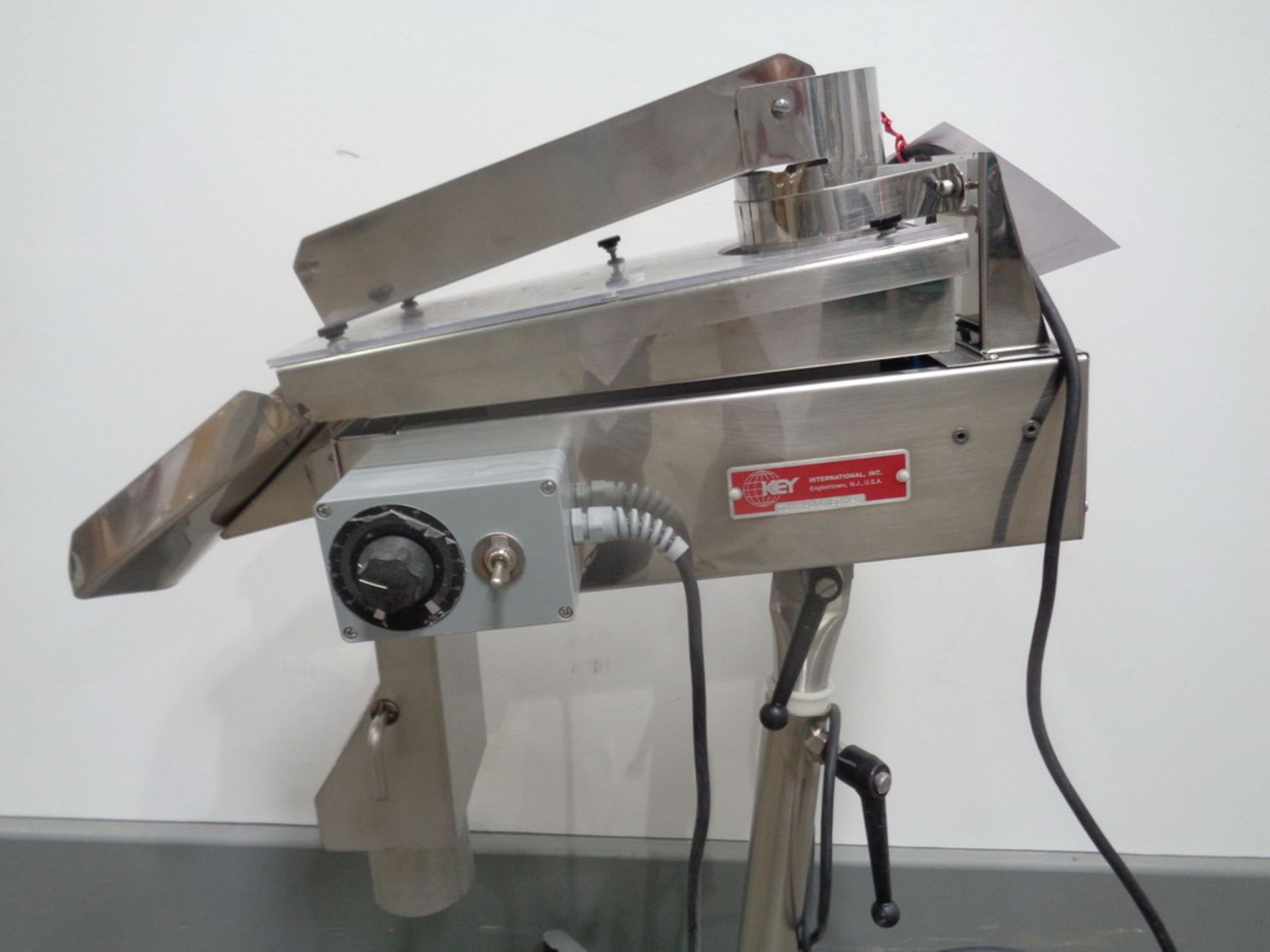 KEY STAINLESS STEEL RECTANGULAR VIBRATORY TABLET DEDUSTER, MODEL TD-101, SERIAL NUMBER 2001506-2 - Image 2 of 4