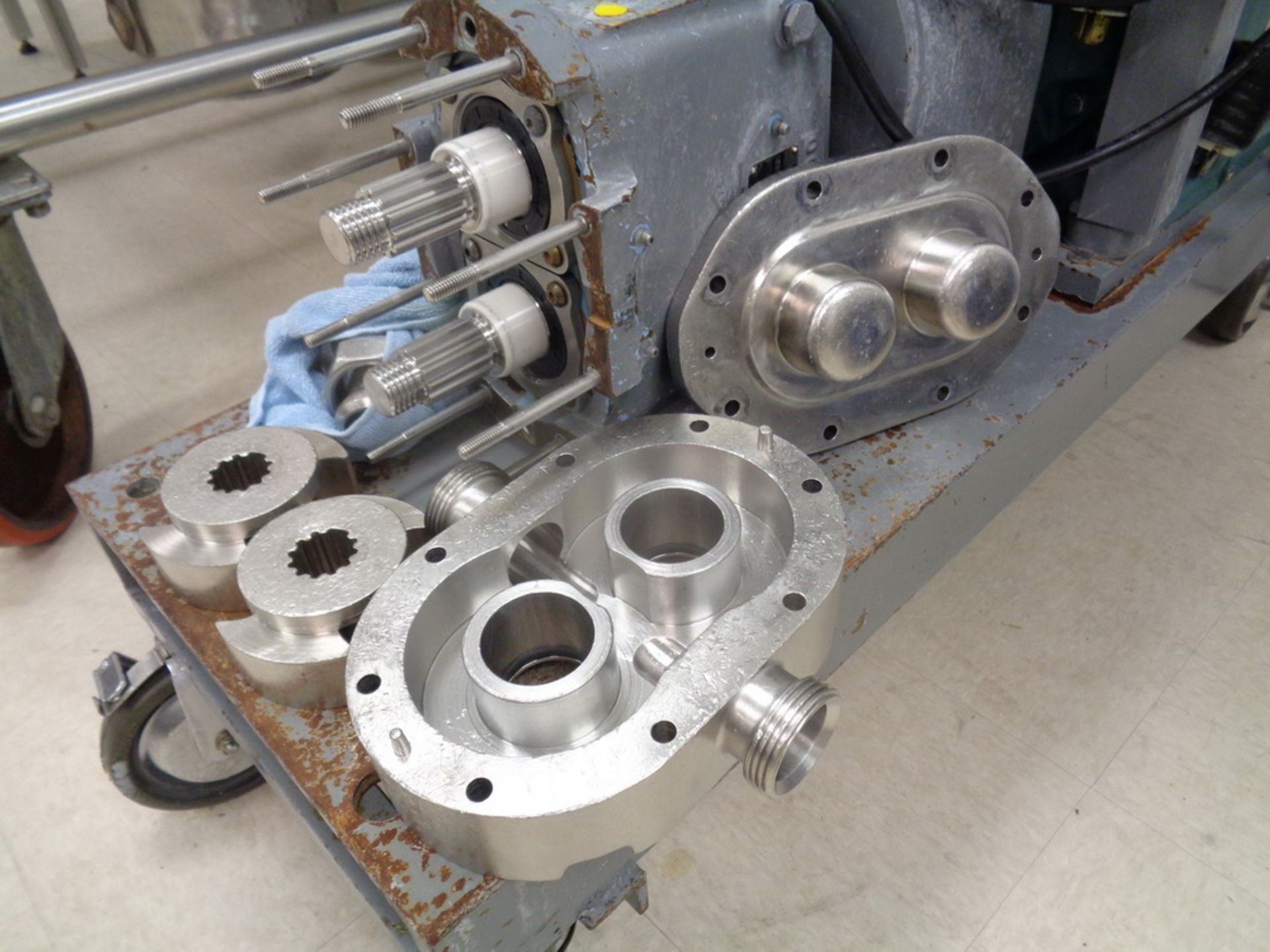 WAUKESHA POSITIVE DISPLACEMENT PUMP, MODEL 30, SERIAL NUMBER 277280, STAINLESS STEEL CONTACT - Image 2 of 5